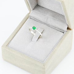 Anillo de plata con tsavorita facetada de color verde vivo