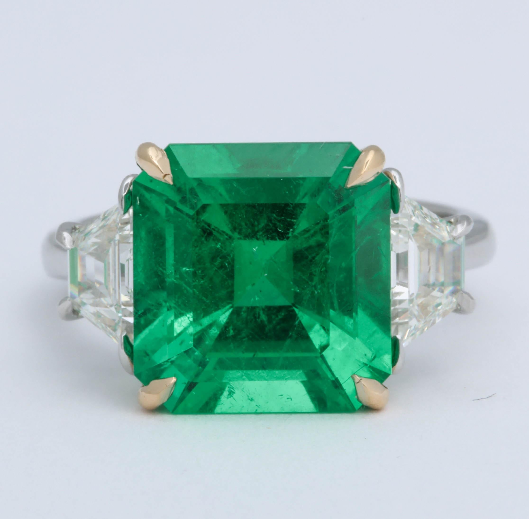 A beautiful emerald with Muzo vivid green incredible color.

Emeralds from the Muzo mine in Colombia are very rare and have an exceptional green color.

5.32 carat certified Vivid Green Muzo Colombian emerald. 

1.21 carats of diamonds.

Set in