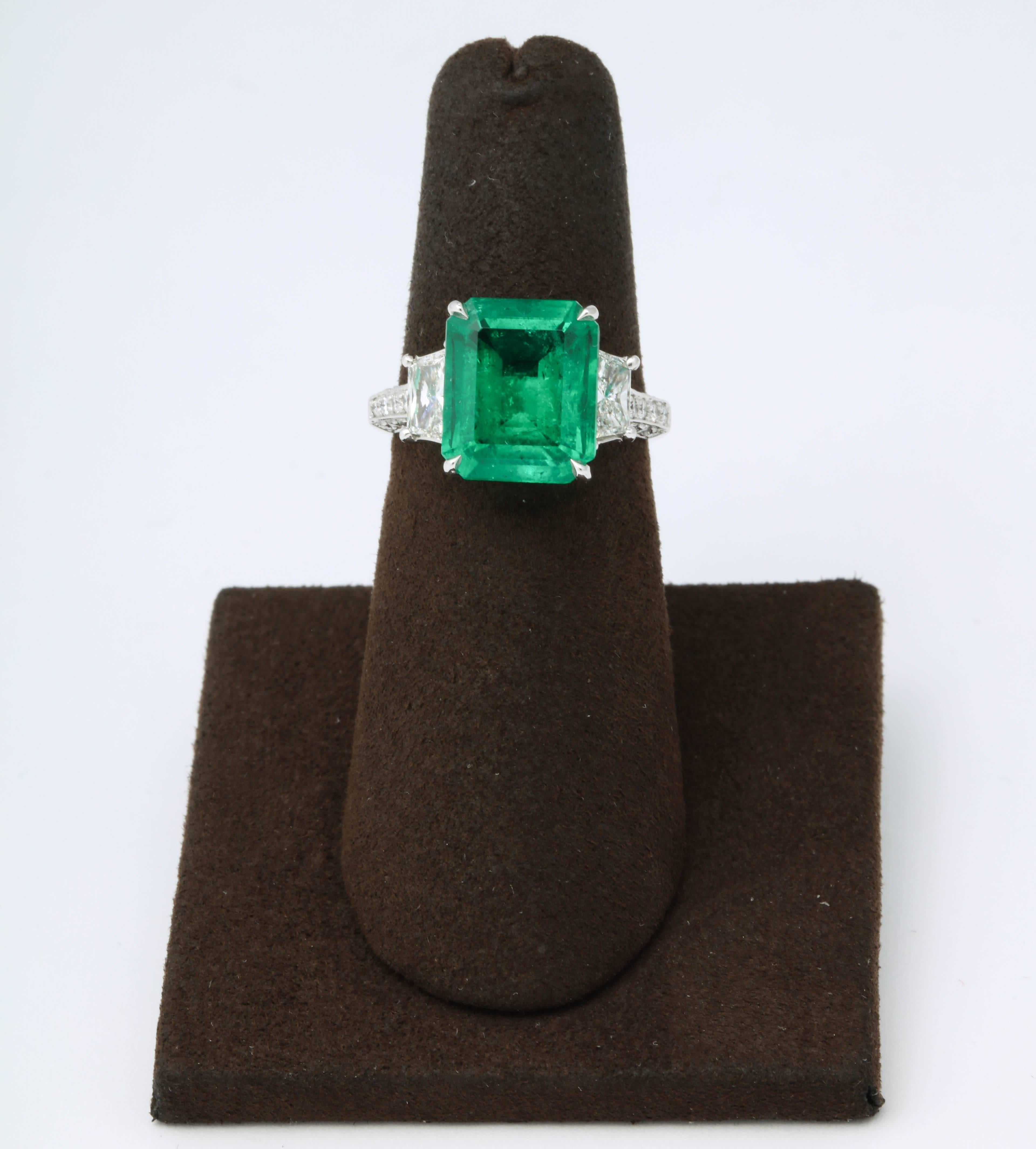 Vivid Green Muzo Colombian Emerald Ring In New Condition In New York, NY