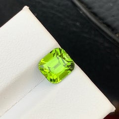 Leuchtend grüner, natürlicher Peridot im Kissenschliff für Ring- und Anhänger-Schmuck