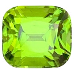 Leuchtend grüner, natürlicher Peridot im Kissenschliff für Ring- und Anhänger-Schmuck