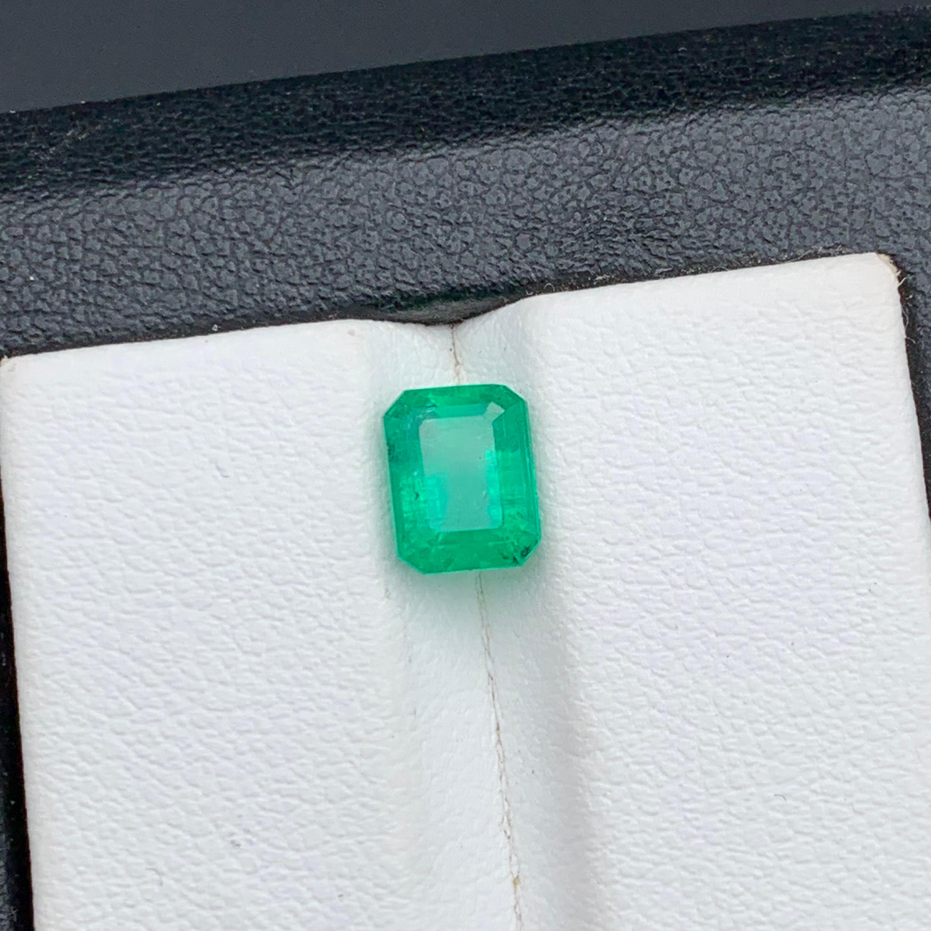 Anillo de esmeralda natural verde vivo Piedra suelta 1,70 ct Corte esmeralda para joyería Contemporáneo en venta