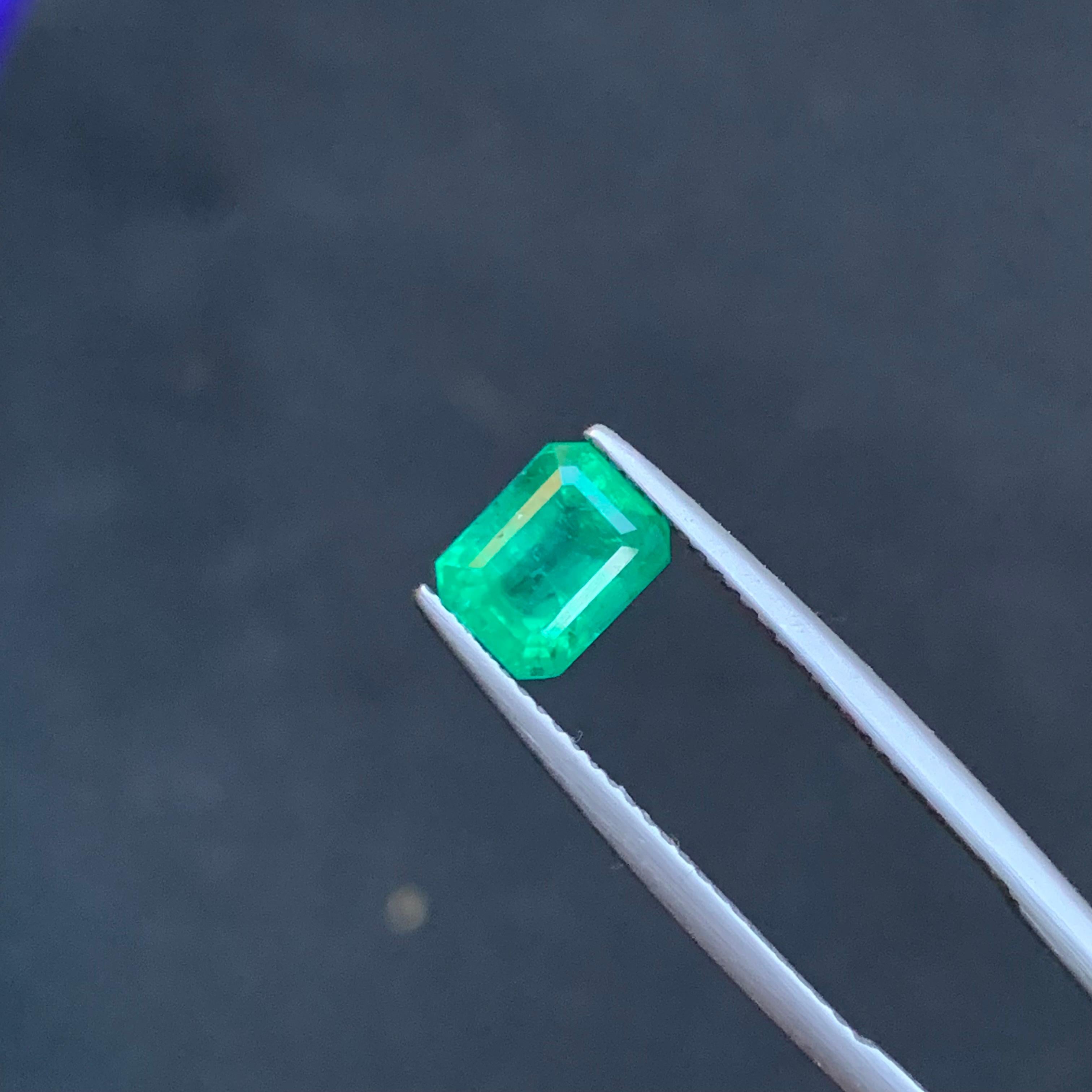 Women's or Men's Vivid Green Natural Emerald Ring Loose Gemstone 1.70 Ct Emerald Cut for Jewelry For Sale