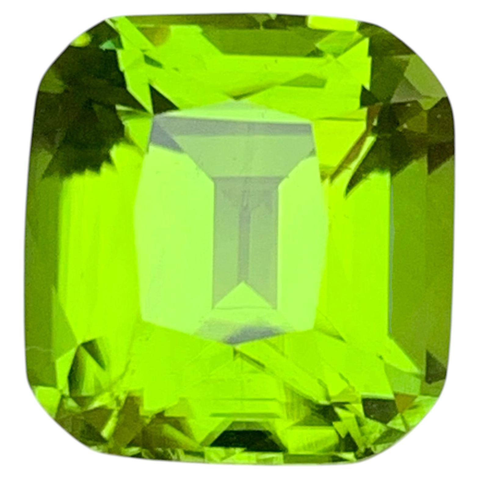 Peridoto naturale di colore verde vivo da 6.27 carati con taglio a cuscino, gemma sfusa per anello