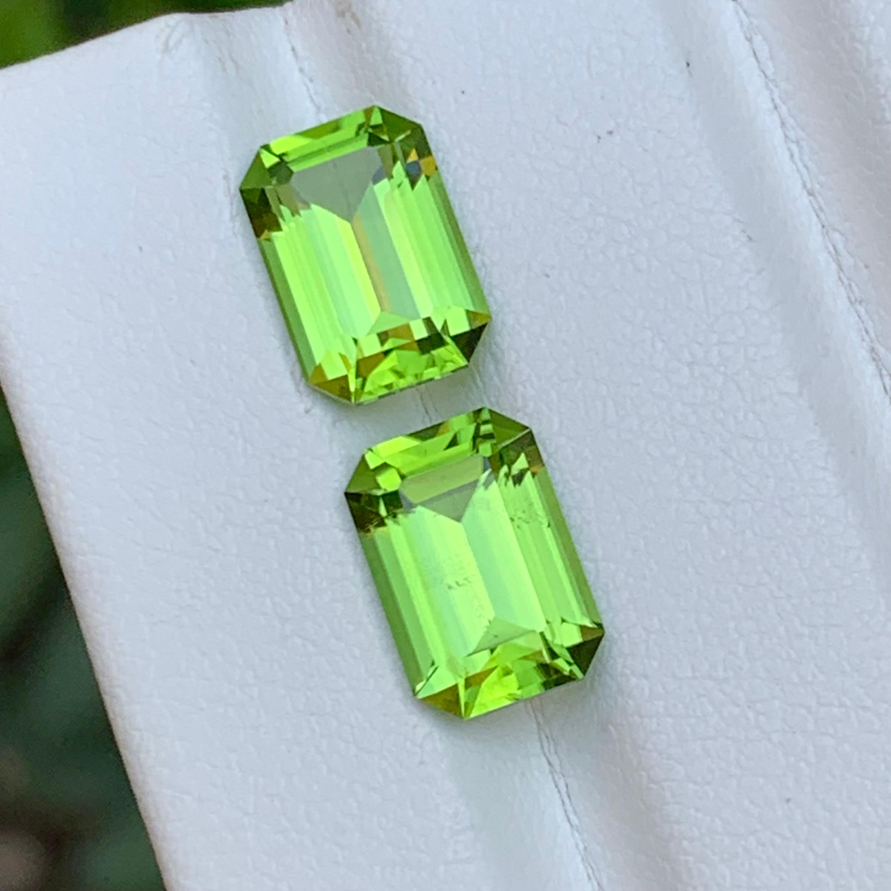 Pendientes de peridoto natural verde vivo Pareja perfecta de piedras preciosas sueltas 5.80 Ct-Joya Corte esmeralda en venta