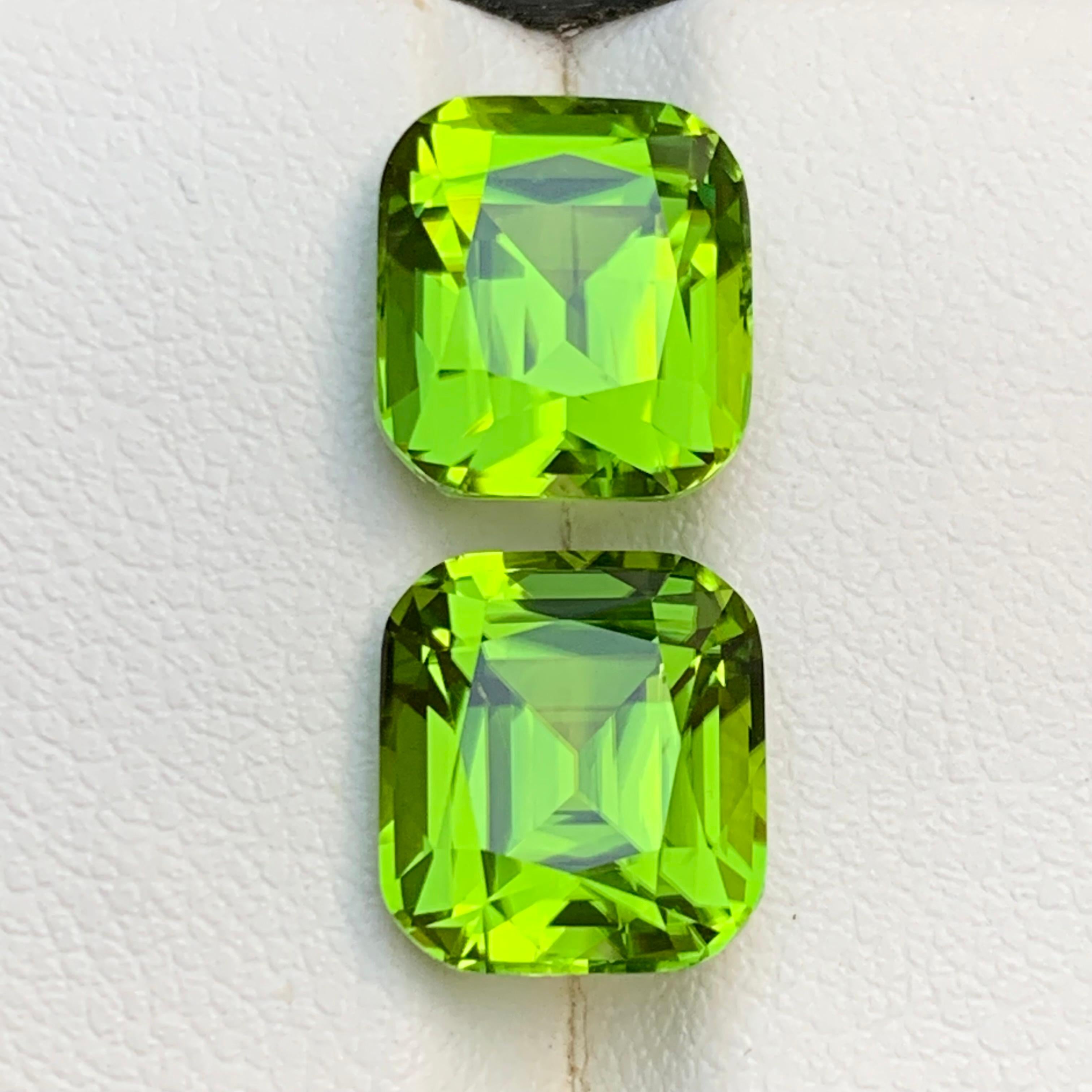 Boucles d'oreilles péridot vert vif pierres précieuses en vrac paire parfaite 10.22Ct-Jewell en vente 7