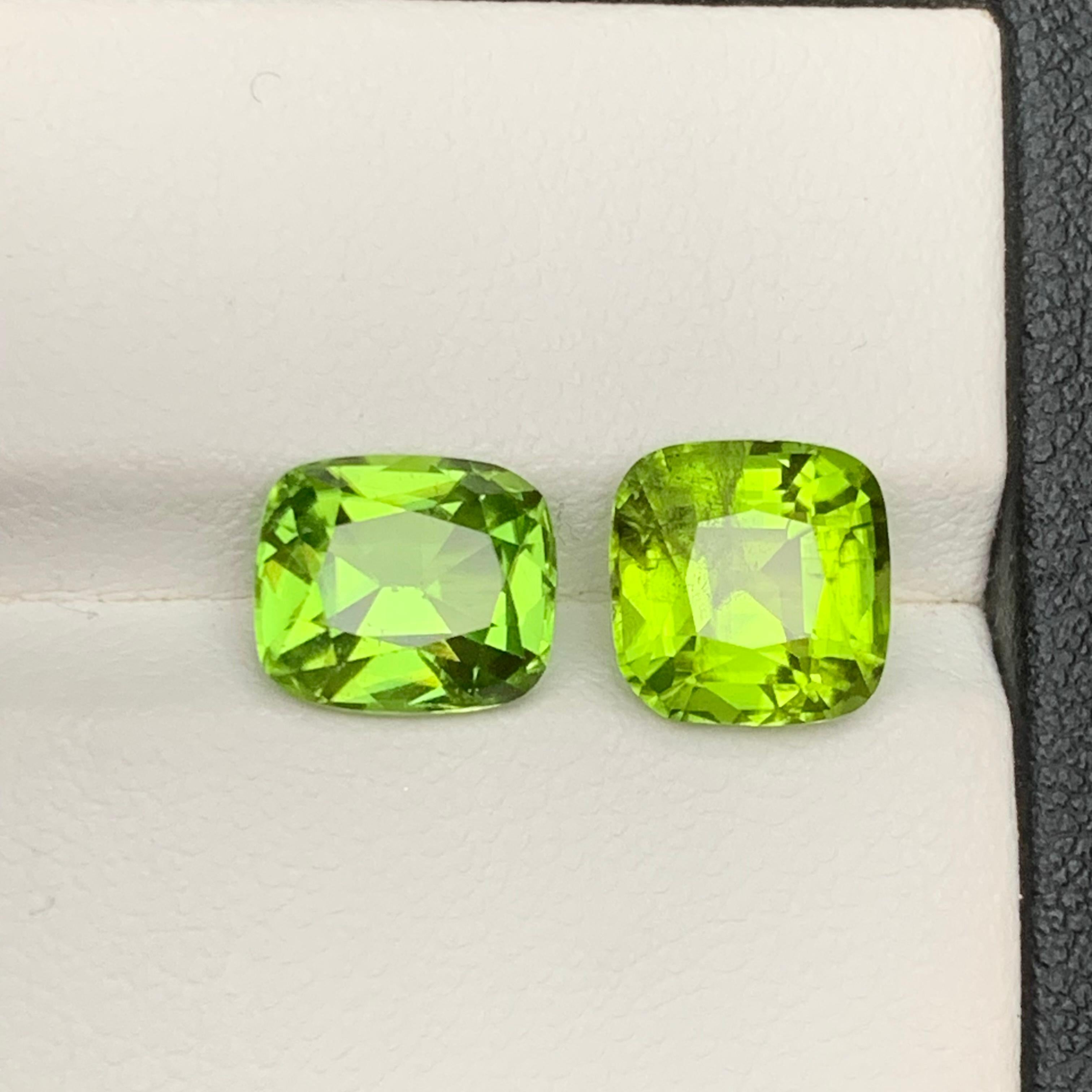 Boucles d'oreilles péridot naturel vert vif, pierres en vrac 6.15 ct taille coussin en vente 4
