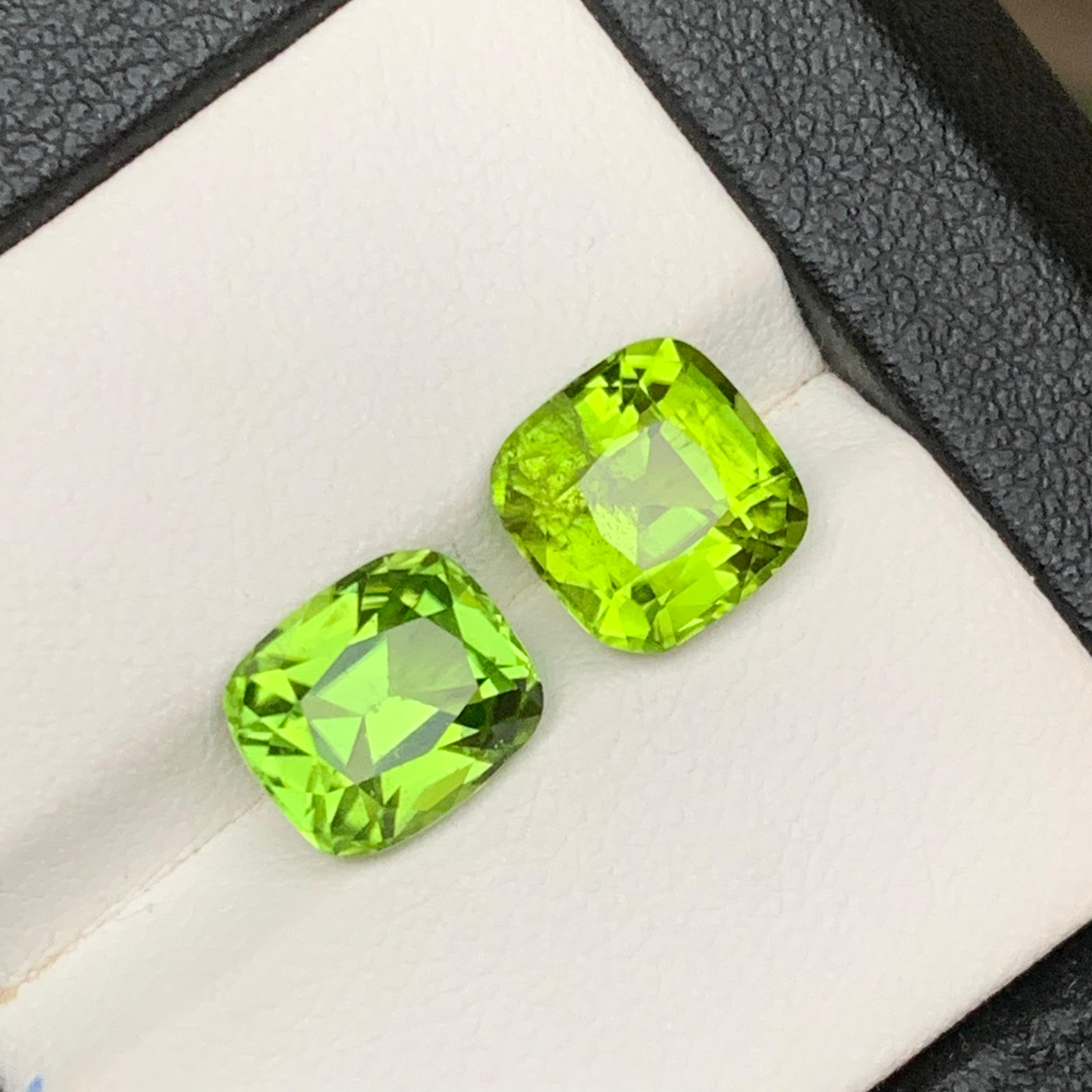 Boucles d'oreilles péridot naturel vert vif, pierres en vrac 6.15 ct taille coussin en vente 5