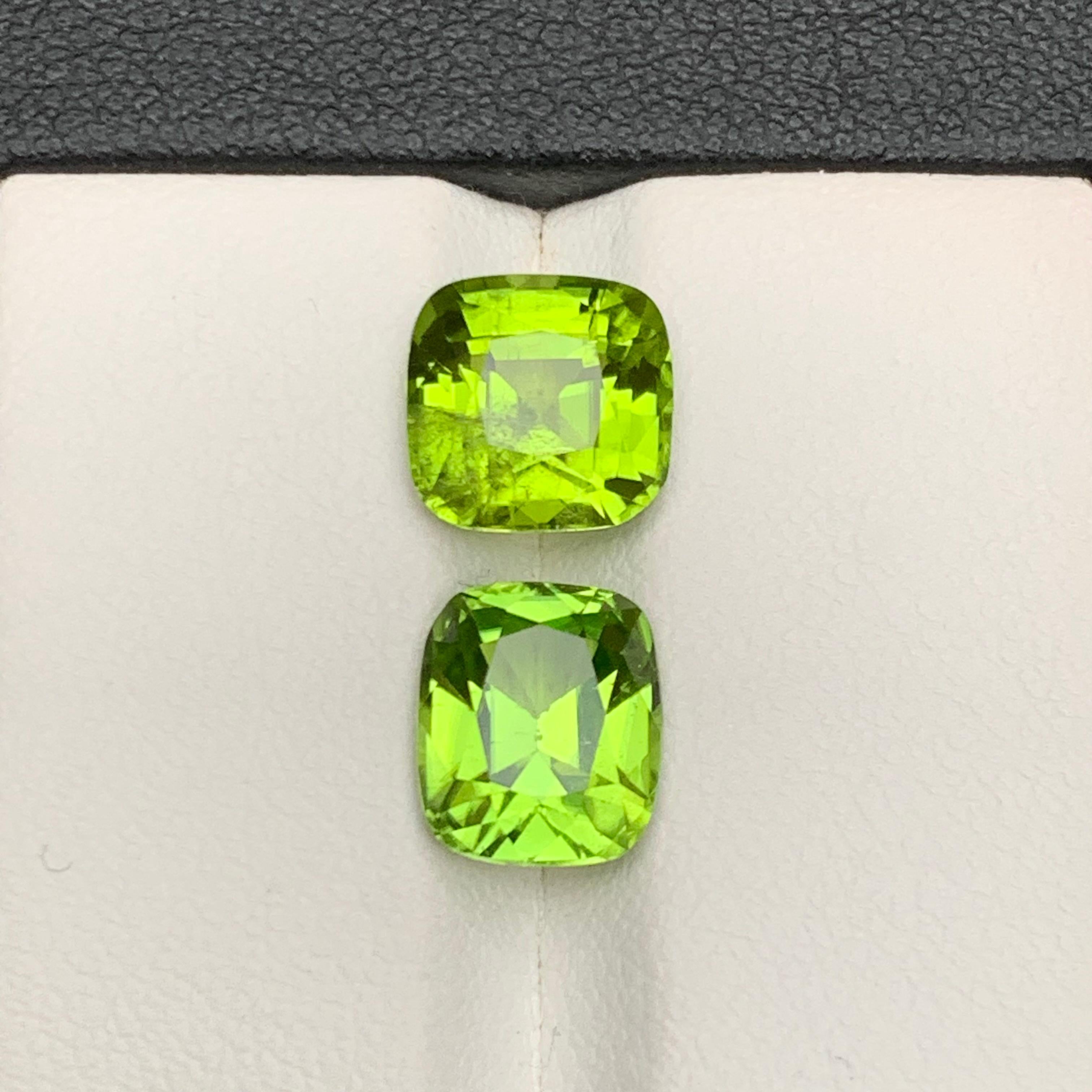 Boucles d'oreilles péridot naturel vert vif, pierres en vrac 6.15 ct taille coussin en vente 6