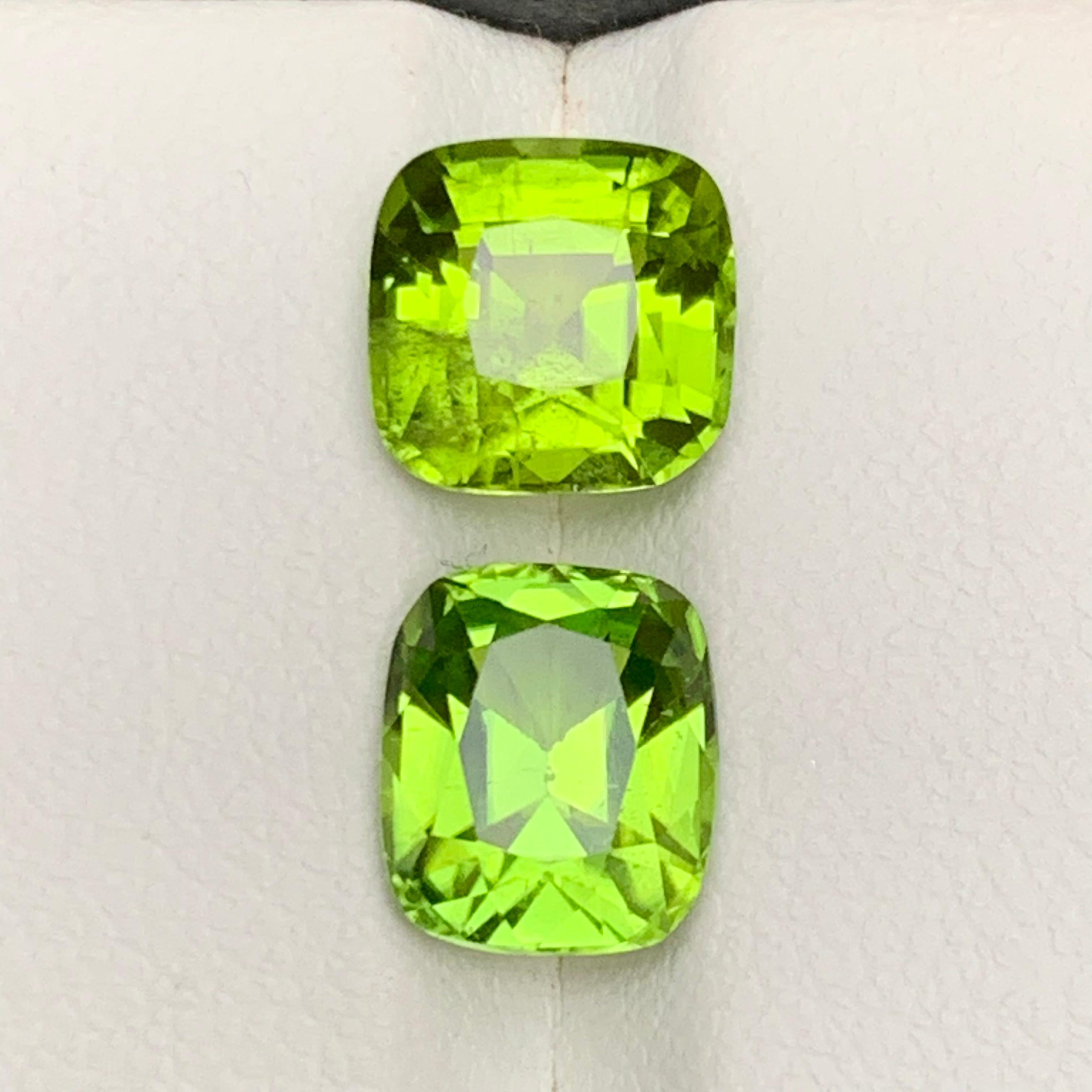 Contemporain Boucles d'oreilles péridot naturel vert vif, pierres en vrac 6.15 ct taille coussin en vente