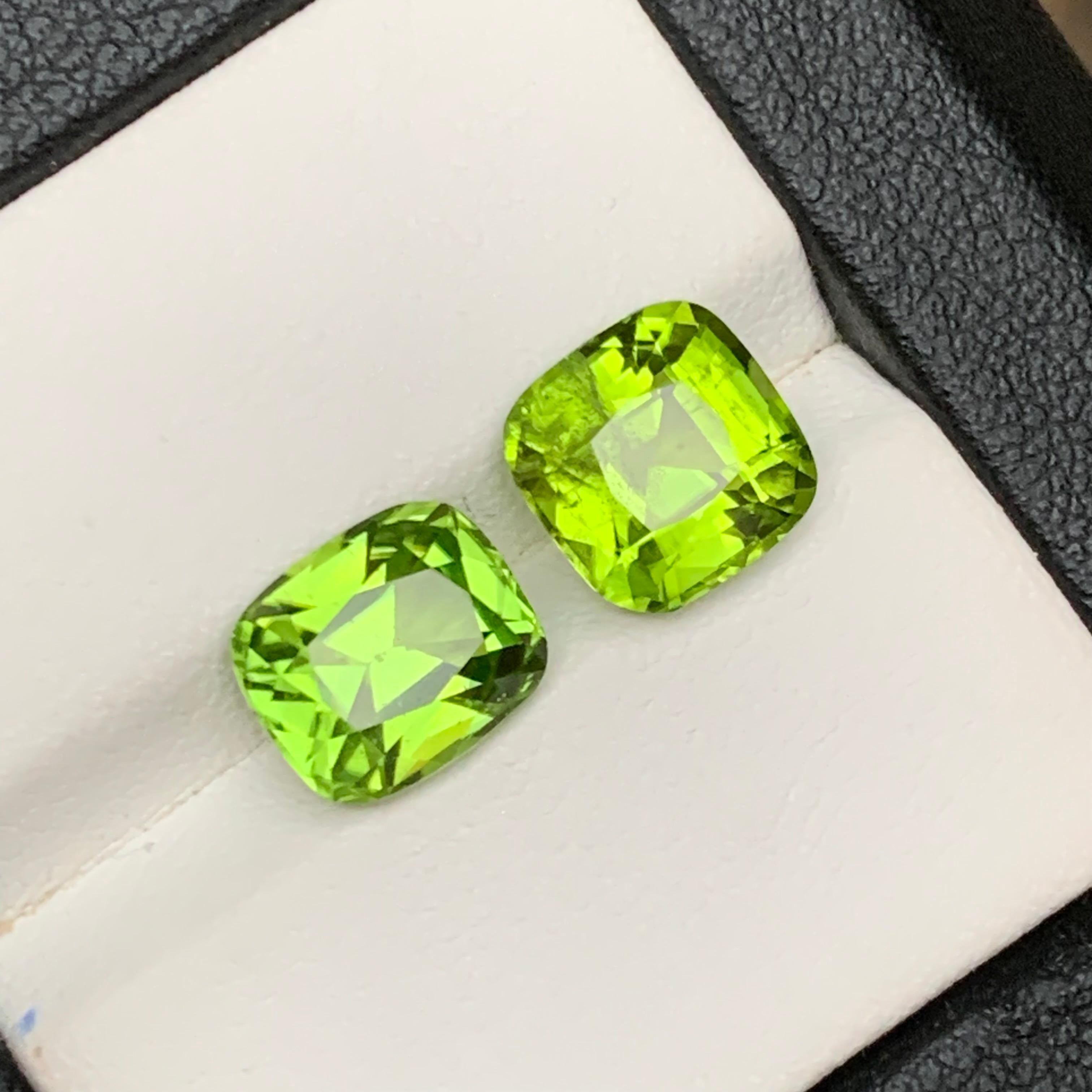 Taille coussin Boucles d'oreilles péridot naturel vert vif, pierres en vrac 6.15 ct taille coussin en vente
