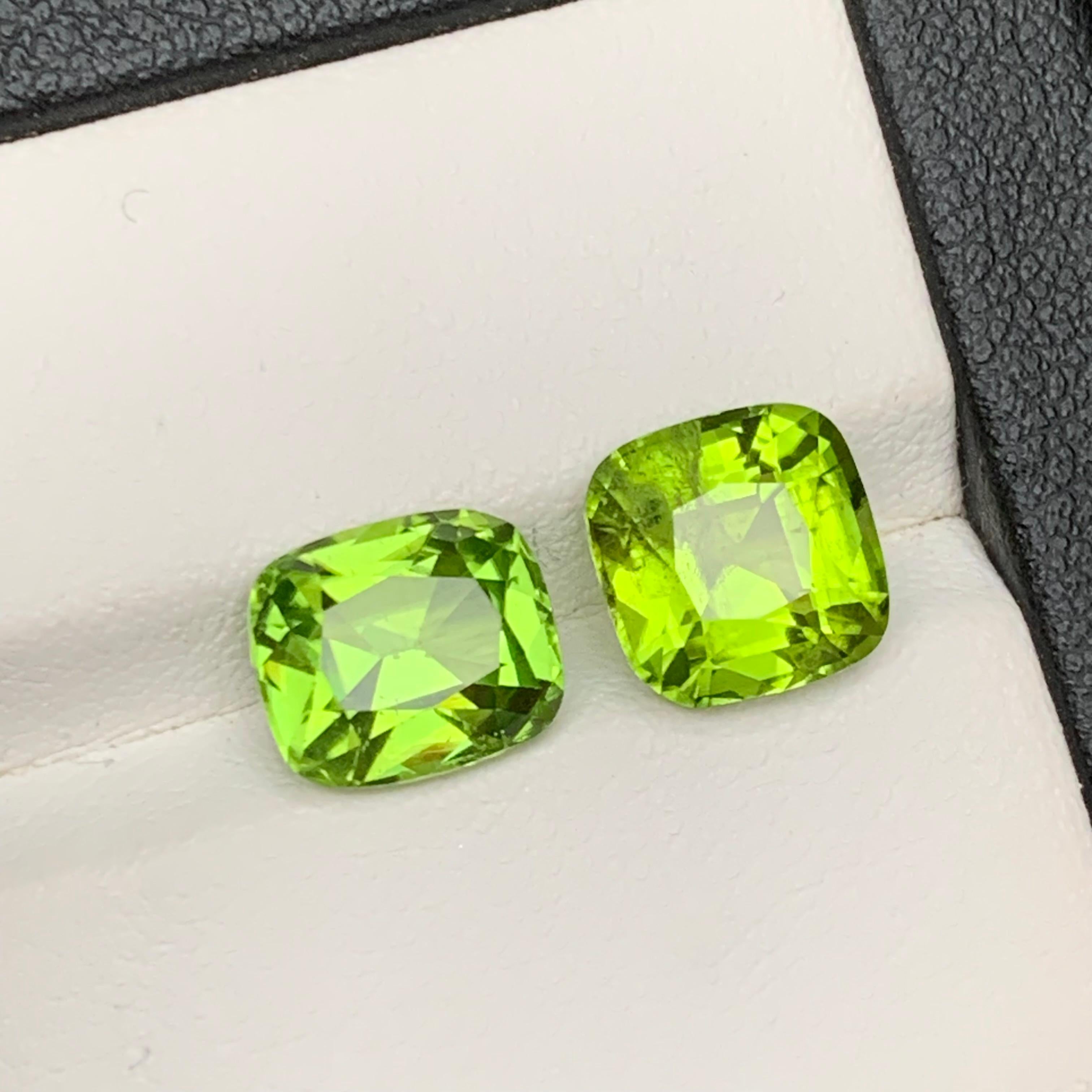 Boucles d'oreilles péridot naturel vert vif, pierres en vrac 6.15 ct taille coussin Unisexe en vente