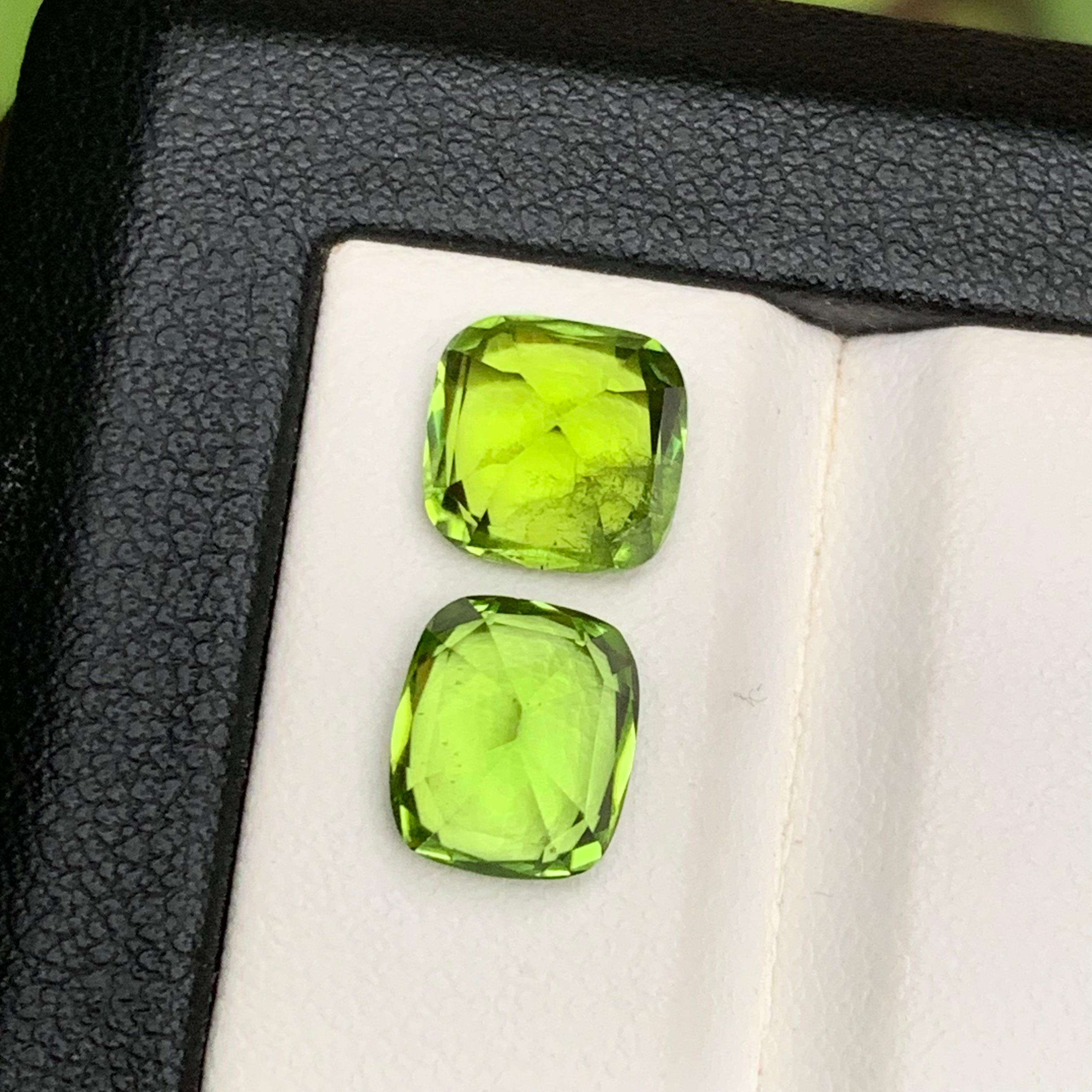Boucles d'oreilles péridot naturel vert vif, pierres en vrac 6.15 ct taille coussin en vente 1