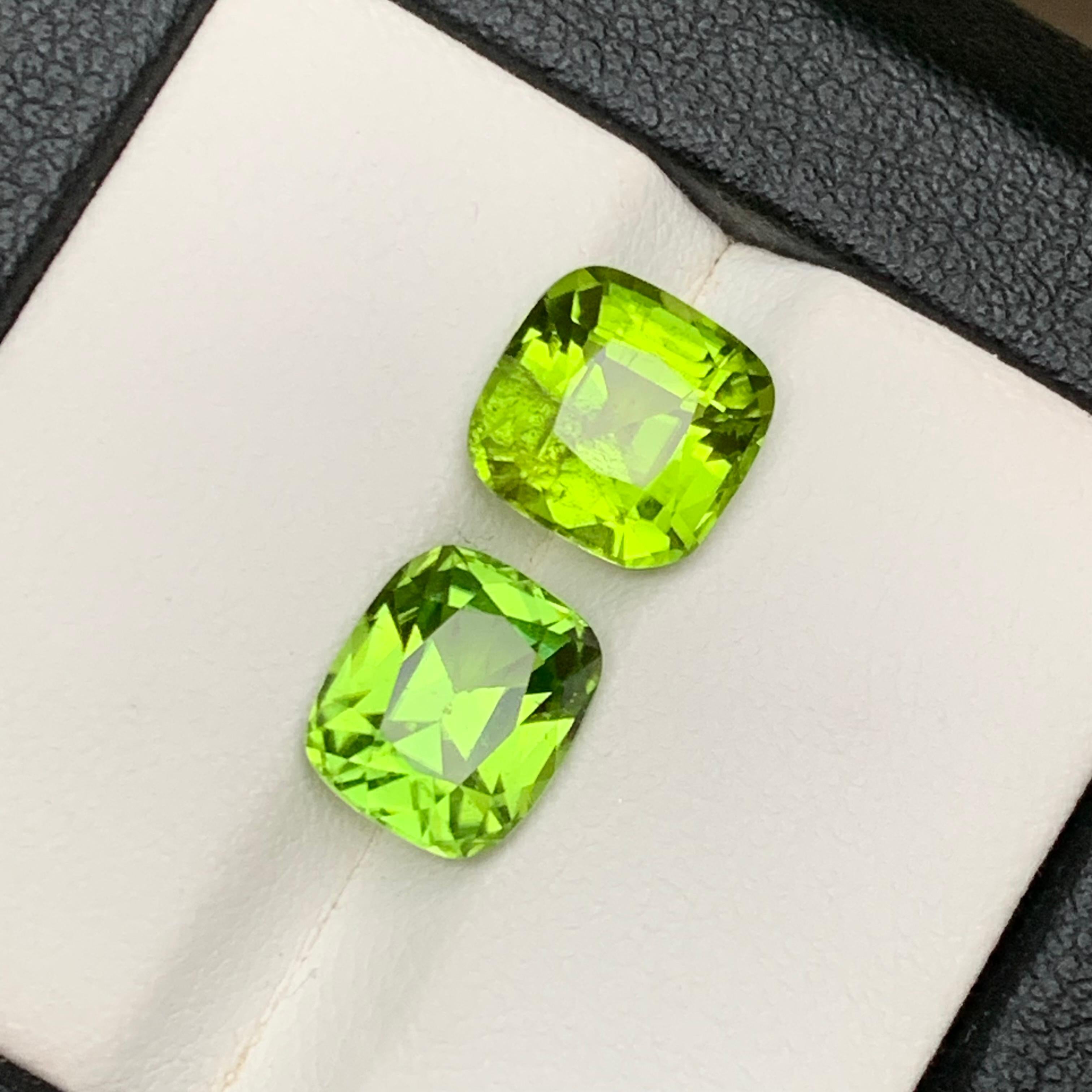 Boucles d'oreilles péridot naturel vert vif, pierres en vrac 6.15 ct taille coussin en vente 2