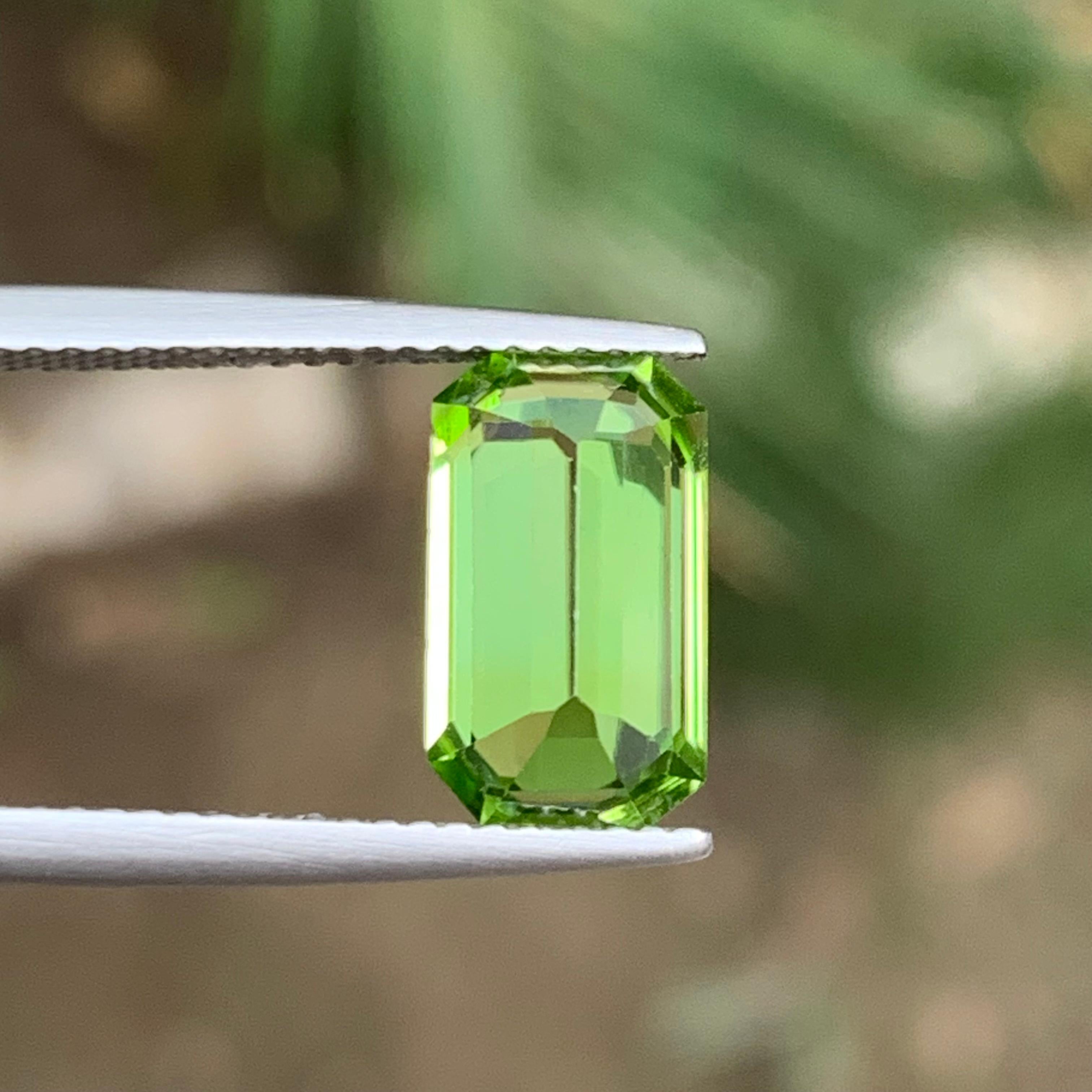Vivid Green Natural Peridot Gemstone 3.80 Ct Step Emerald Cut for Ring, Jewelry For Sale 5