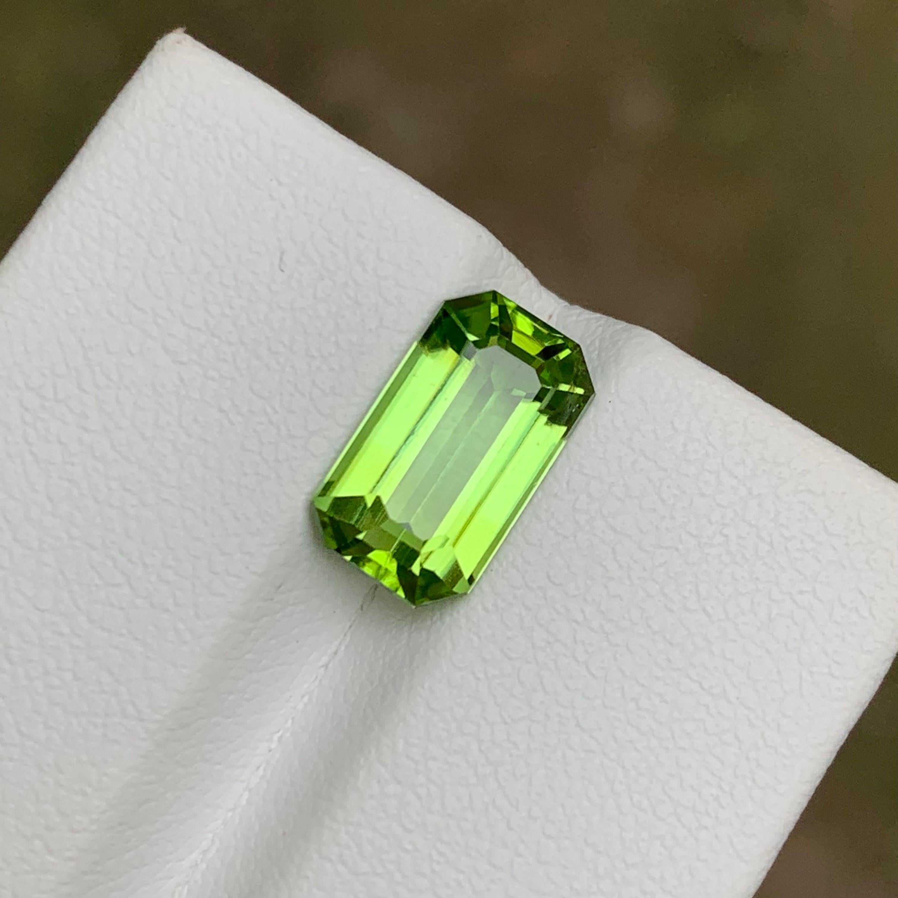 Vivid Green Natural Peridot Gemstone 3.80 Ct Step Emerald Cut for Ring, Jewelry For Sale 6