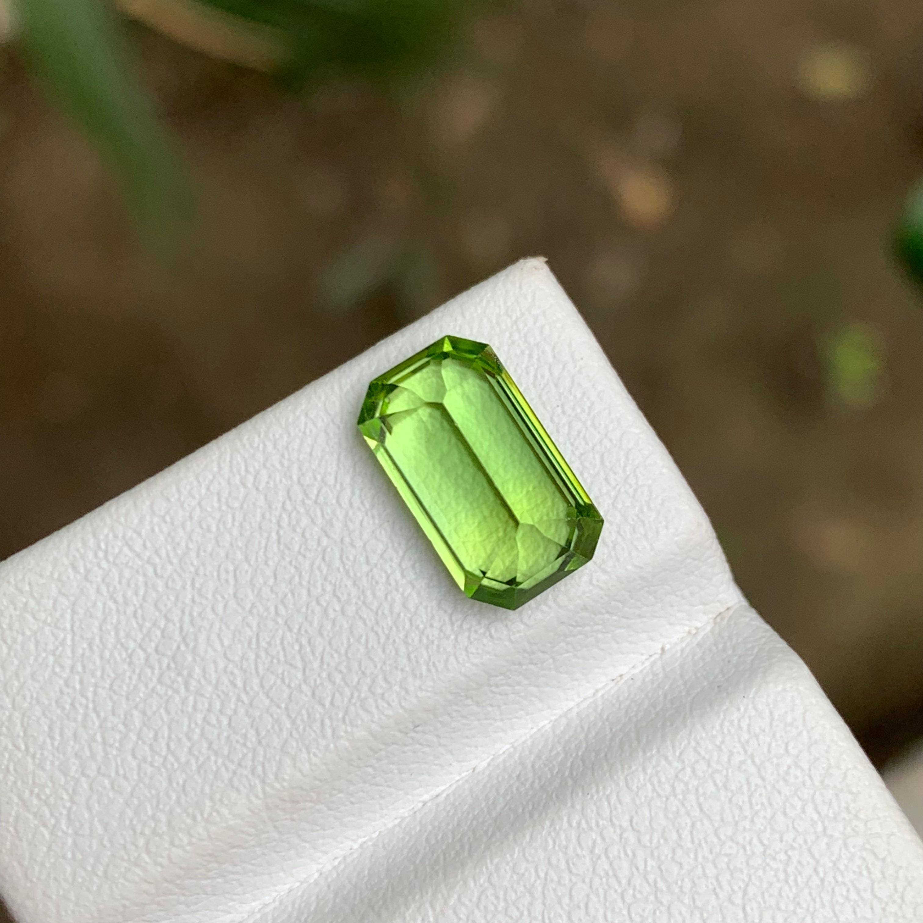 Vivid Green Natural Peridot Gemstone 3.80 Ct Step Emerald Cut for Ring, Jewelry In New Condition For Sale In Peshawar, PK