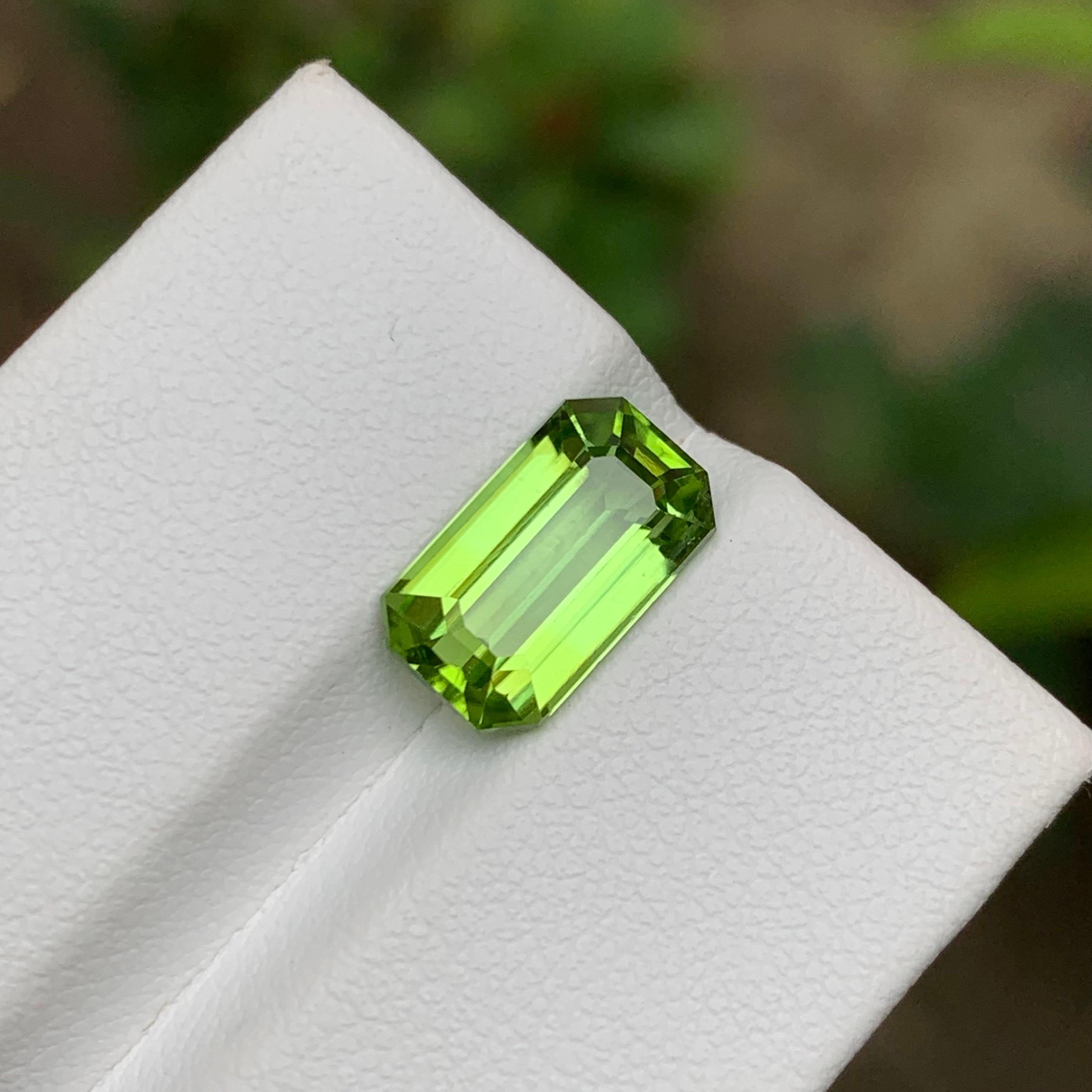 Vivid Green Natural Peridot Gemstone 3.80 Ct Step Emerald Cut for Ring, Jewelry For Sale 1