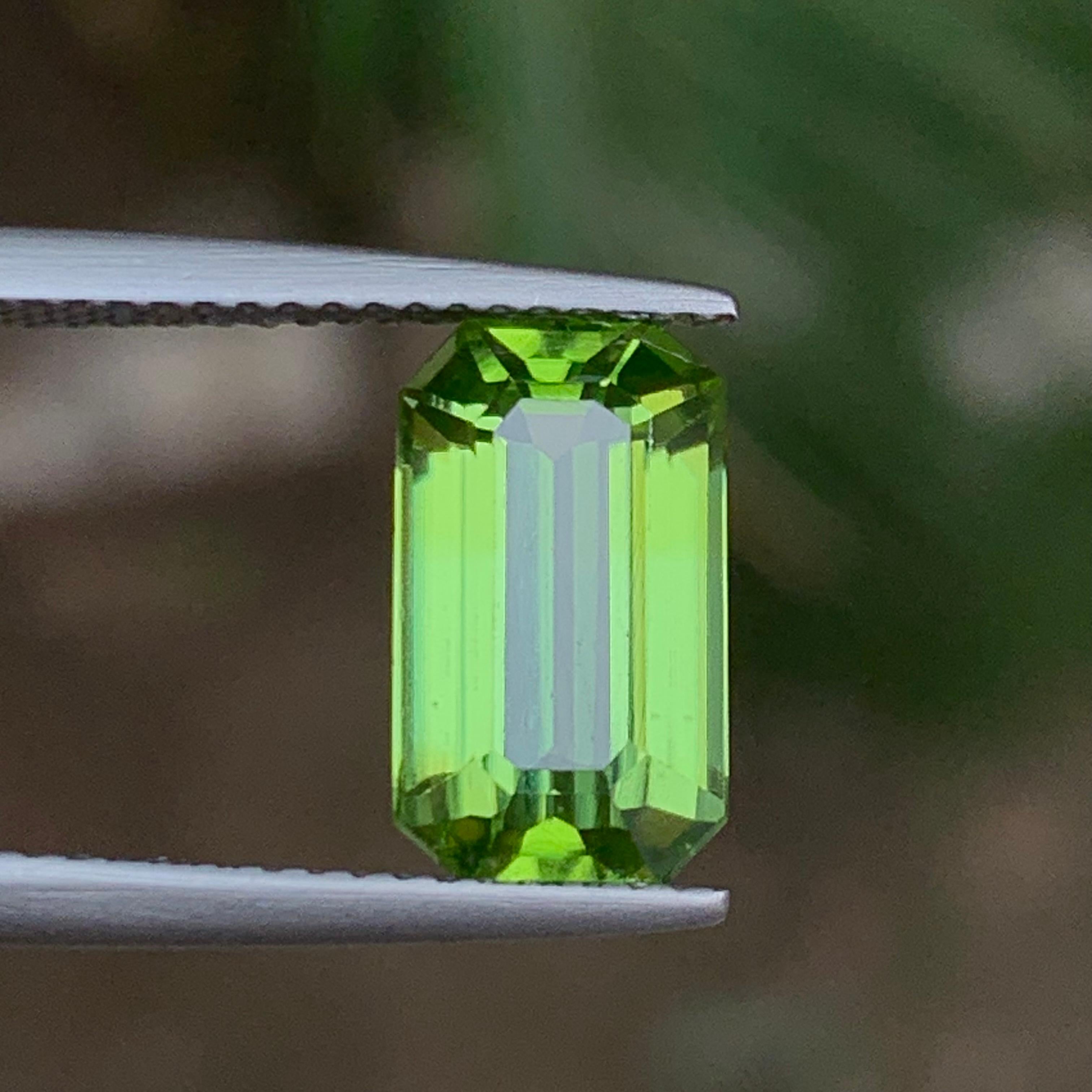 Vivid Green Natural Peridot Gemstone 3.80 Ct Step Emerald Cut for Ring, Jewelry For Sale 2