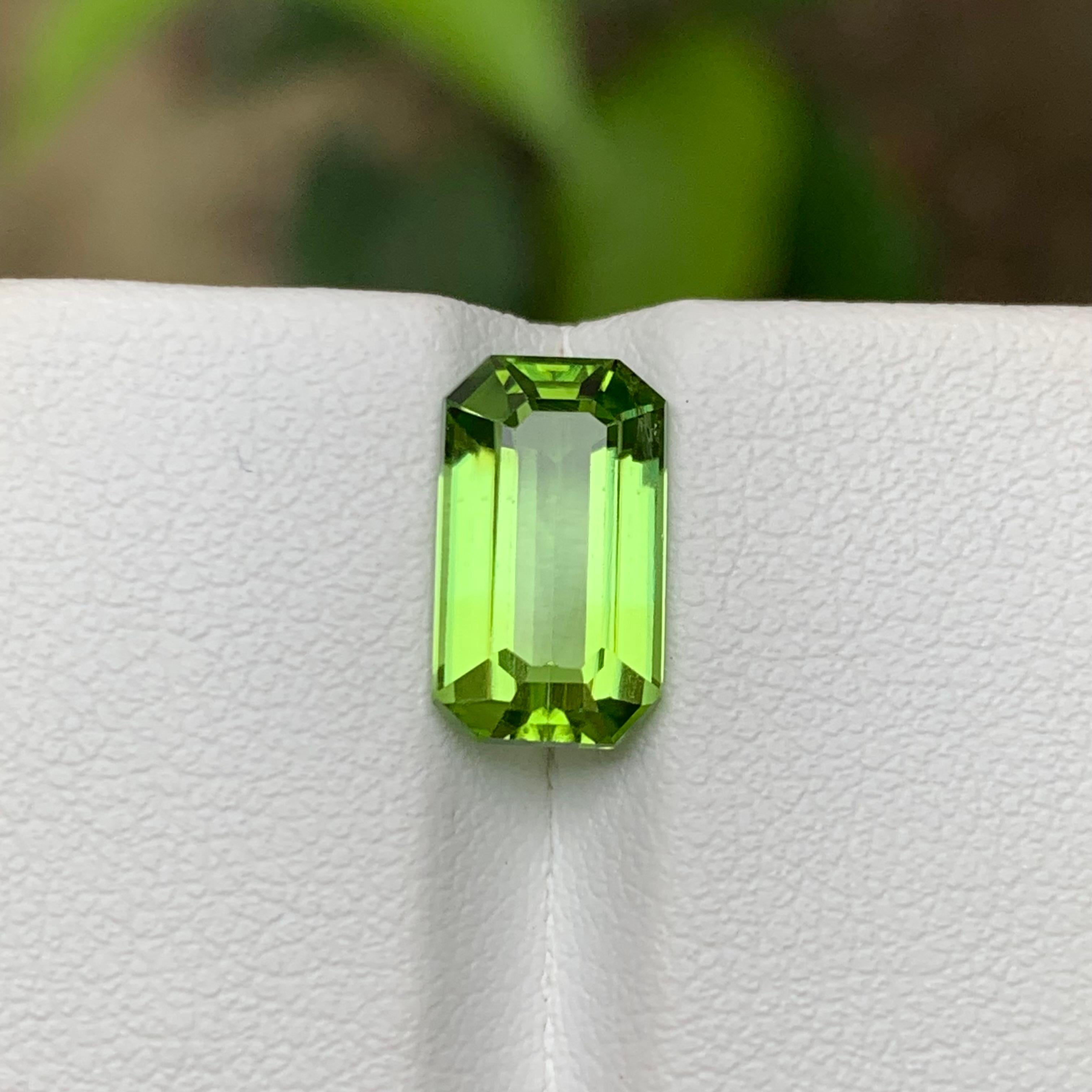 Vivid Green Natural Peridot Gemstone 3.80 Ct Step Emerald Cut for Ring, Jewelry For Sale 3