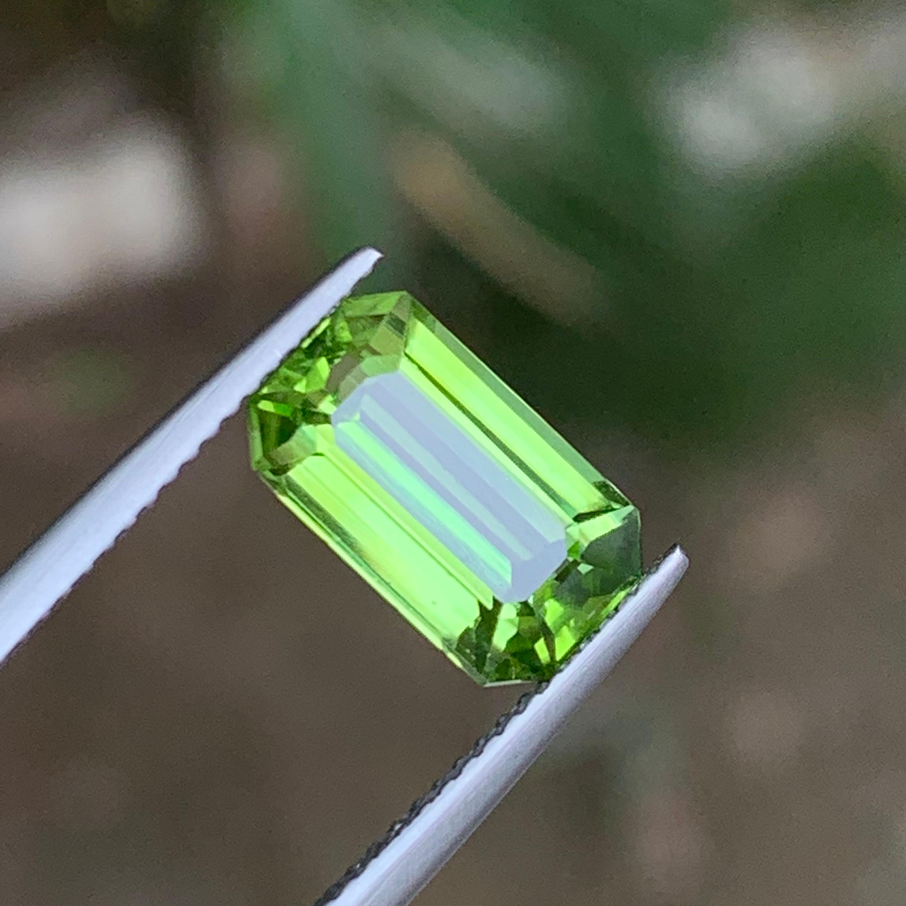 Vivid Green Natural Peridot Gemstone 3.80 Ct Step Emerald Cut for Ring, Jewelry For Sale 4