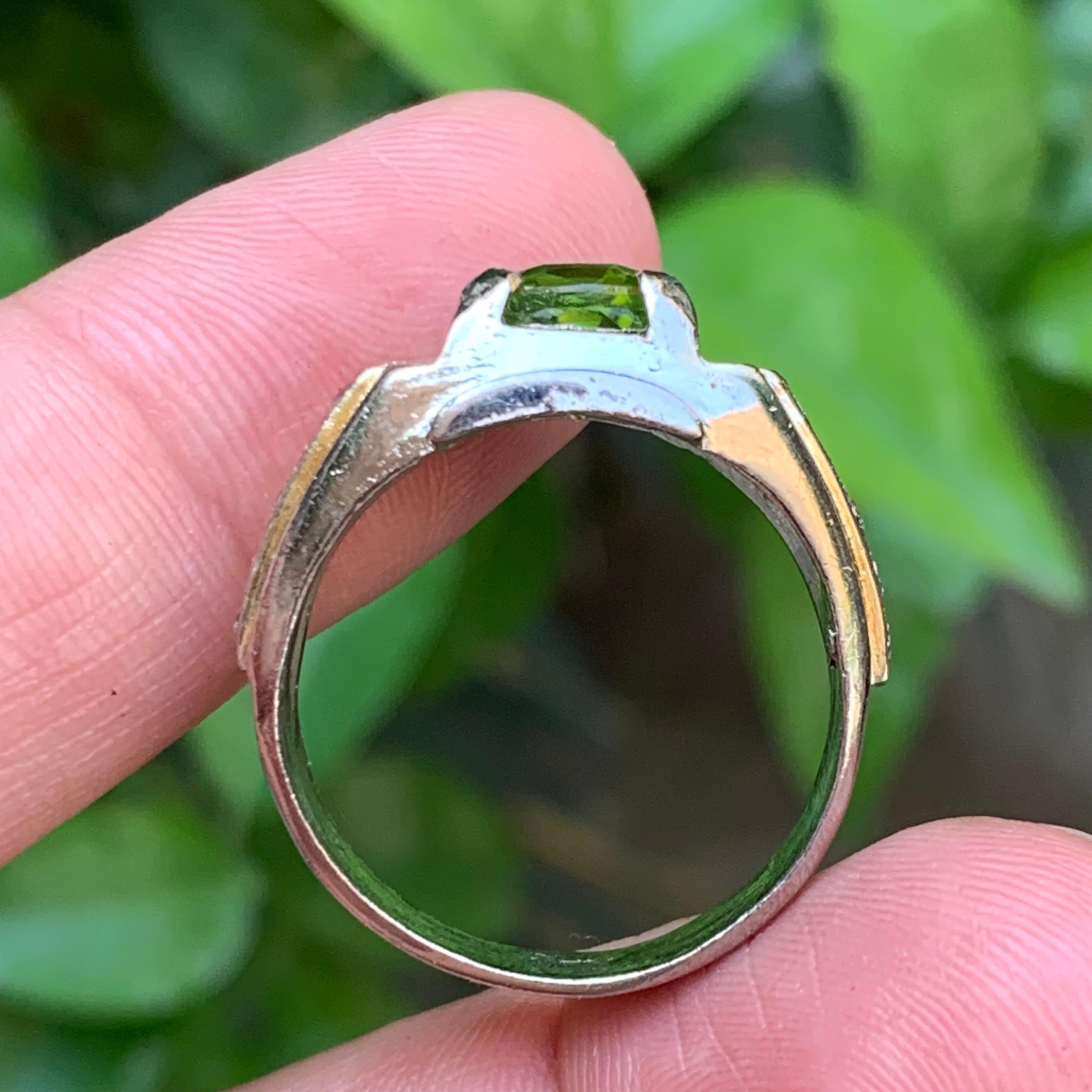 Taille ovale Bague en argent 925 avec péridot naturel vert vif 10.44g Taille 12 US en vente