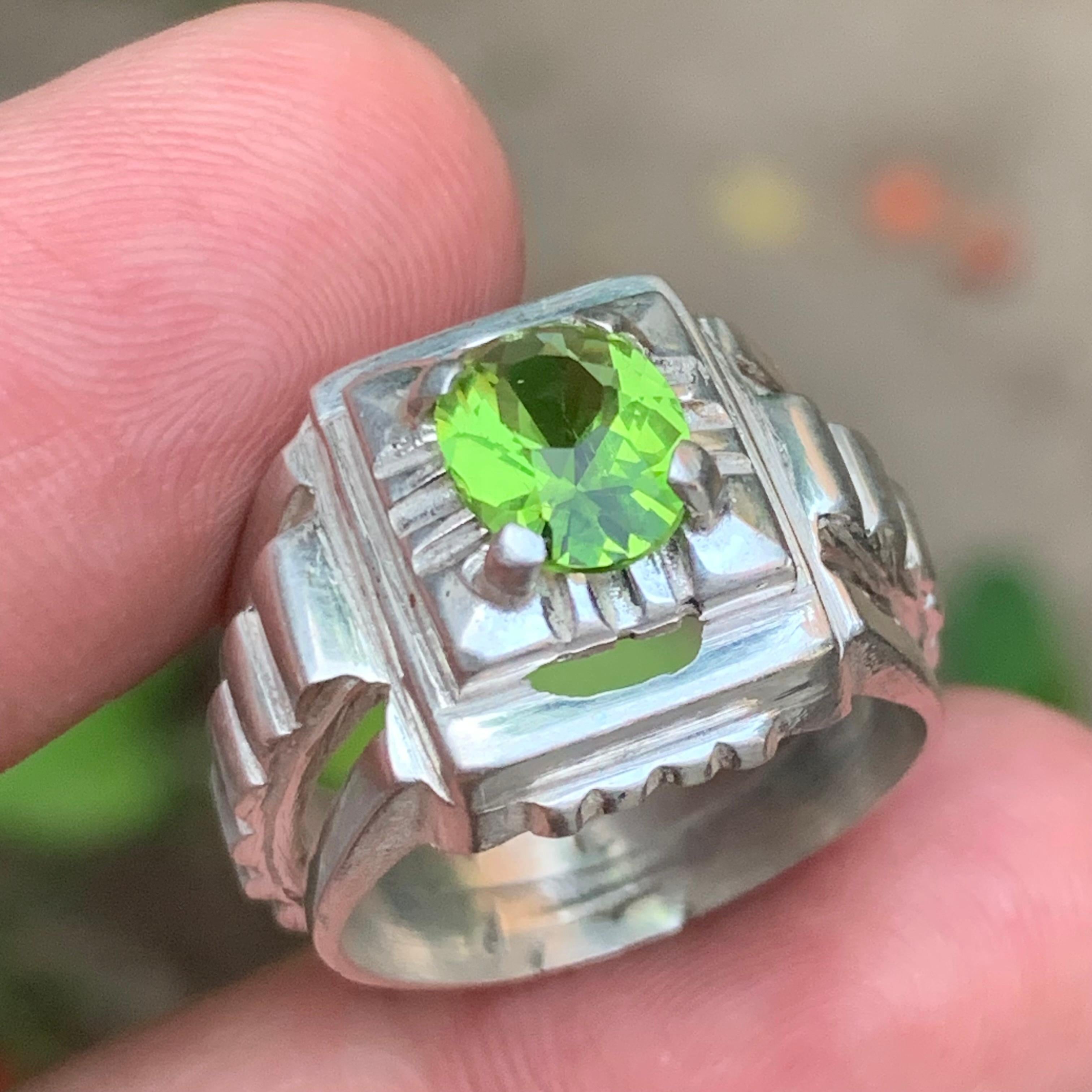 Vivid Green Natural Peridot Gemstone Ring 925 Sterling Silver!!

💎 GEMSTONE TYPE: Peridot
⚖️  RING WEIGHT: 9 Grams
💍  RING SIZE: 10 US
🌈 COLOR: Green
🧱 MATERIAL: 925 Sterling Silver
🧪 TREATMENT: None (100% Natural)
🌍 ORIGIN: Supat Kohistan