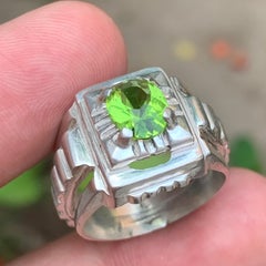 Vivid Green Natural Peridot Gemstone Ring in 925 Sterling Silver – US Size 10