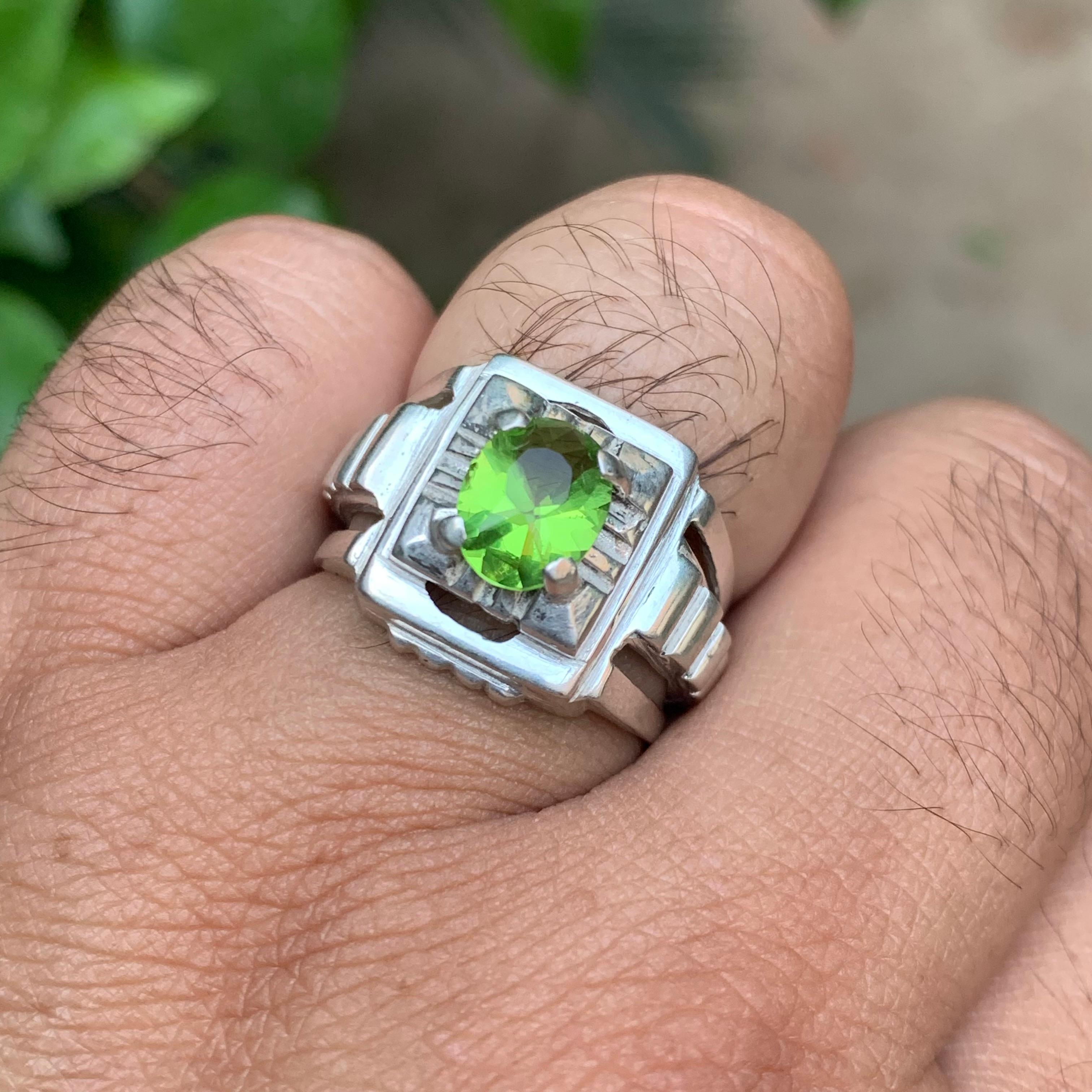 Contemporary Vivid Green Natural Peridot Gemstone Ring 925 Sterling Silver 9 grams Size 10 US For Sale