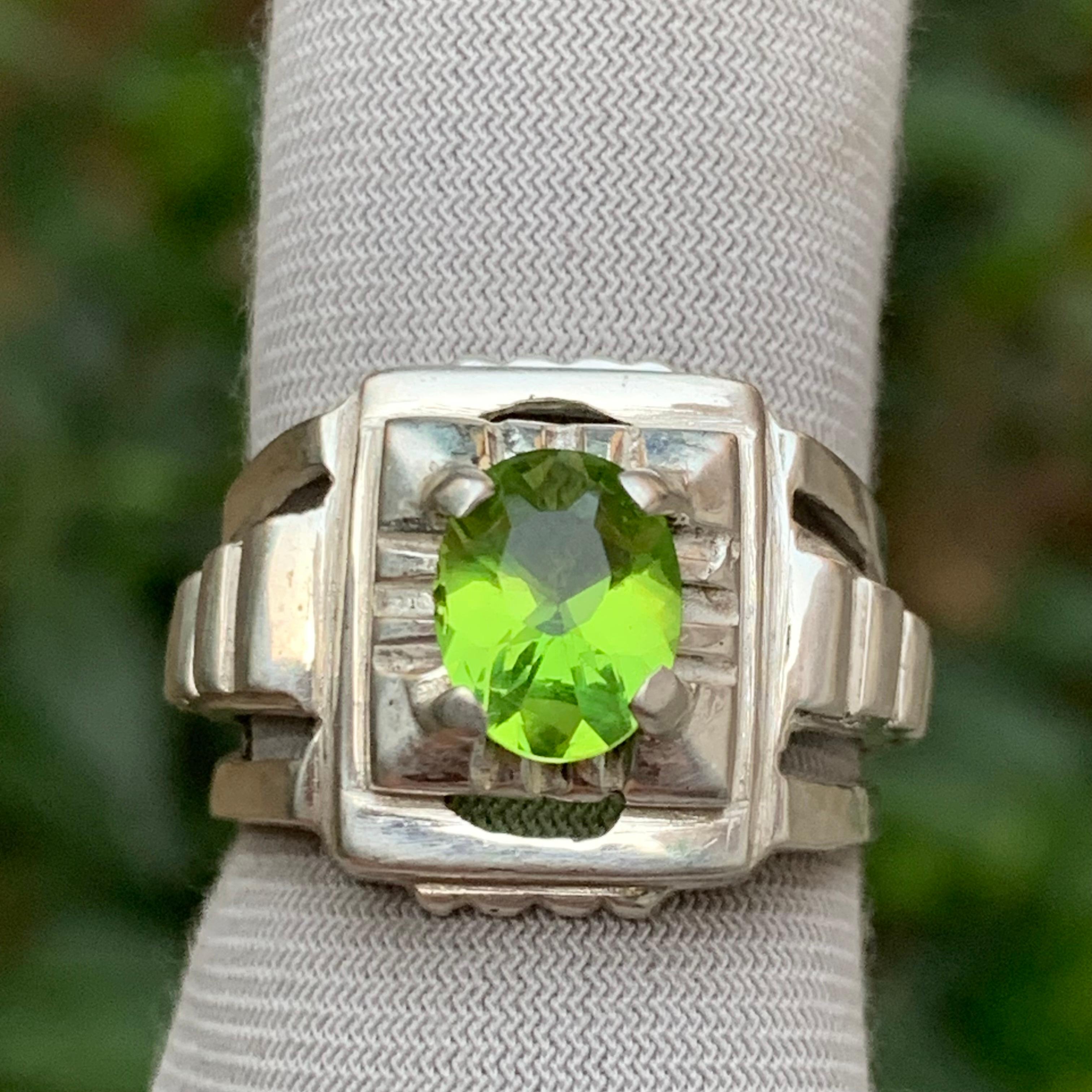 Oval Cut Vivid Green Natural Peridot Gemstone Ring 925 Sterling Silver 9 grams Size 10 US For Sale