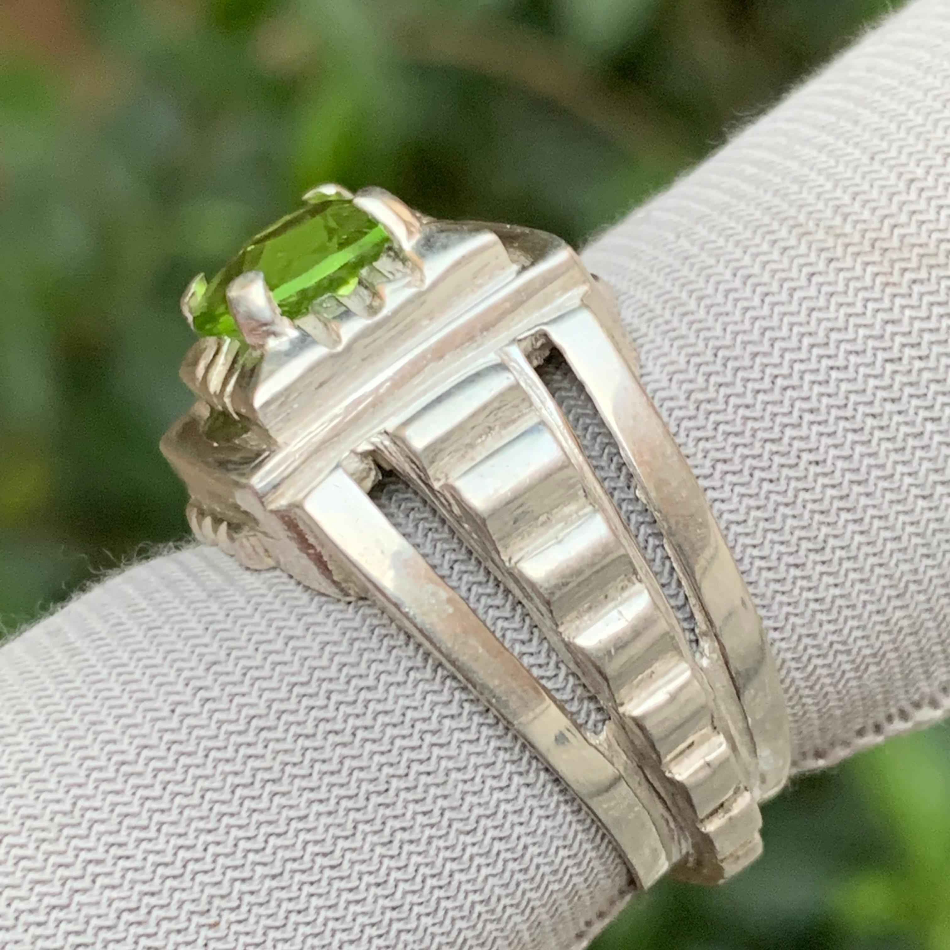 Vivid Green Natural Peridot Gemstone Ring 925 Sterling Silver 9 grams Size 10 US In New Condition For Sale In Peshawar, PK