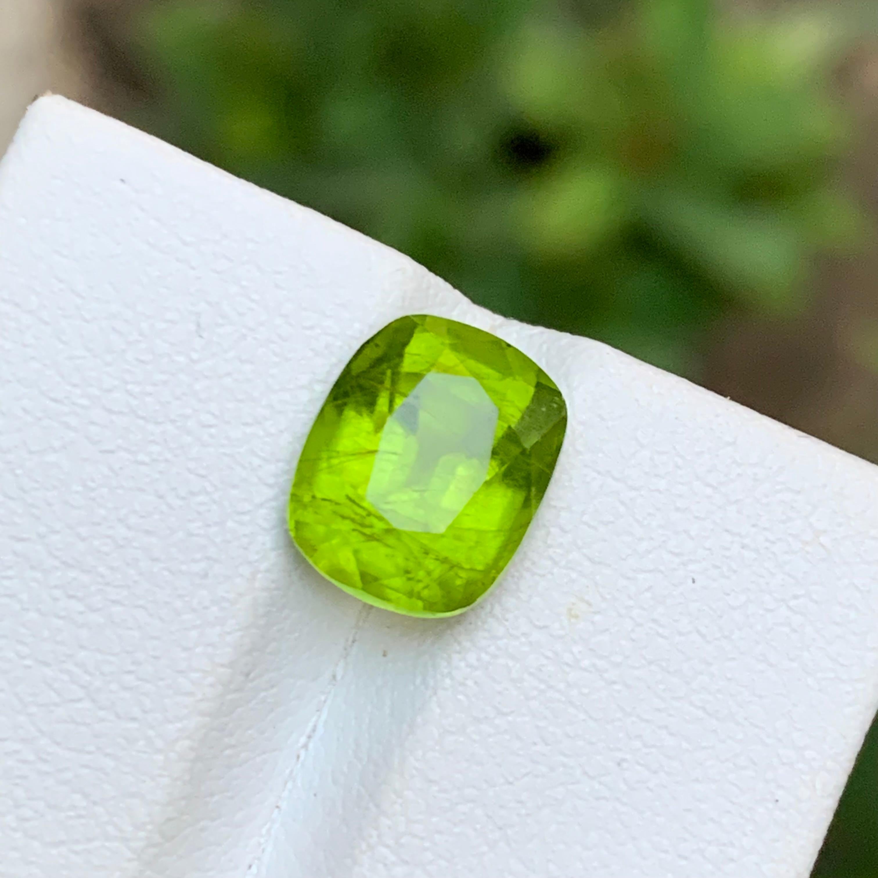 Contemporary Vivid Green Natural Peridot Loose Gemstone 4.40 Ct Cushion Cut for Ring Jewelry For Sale