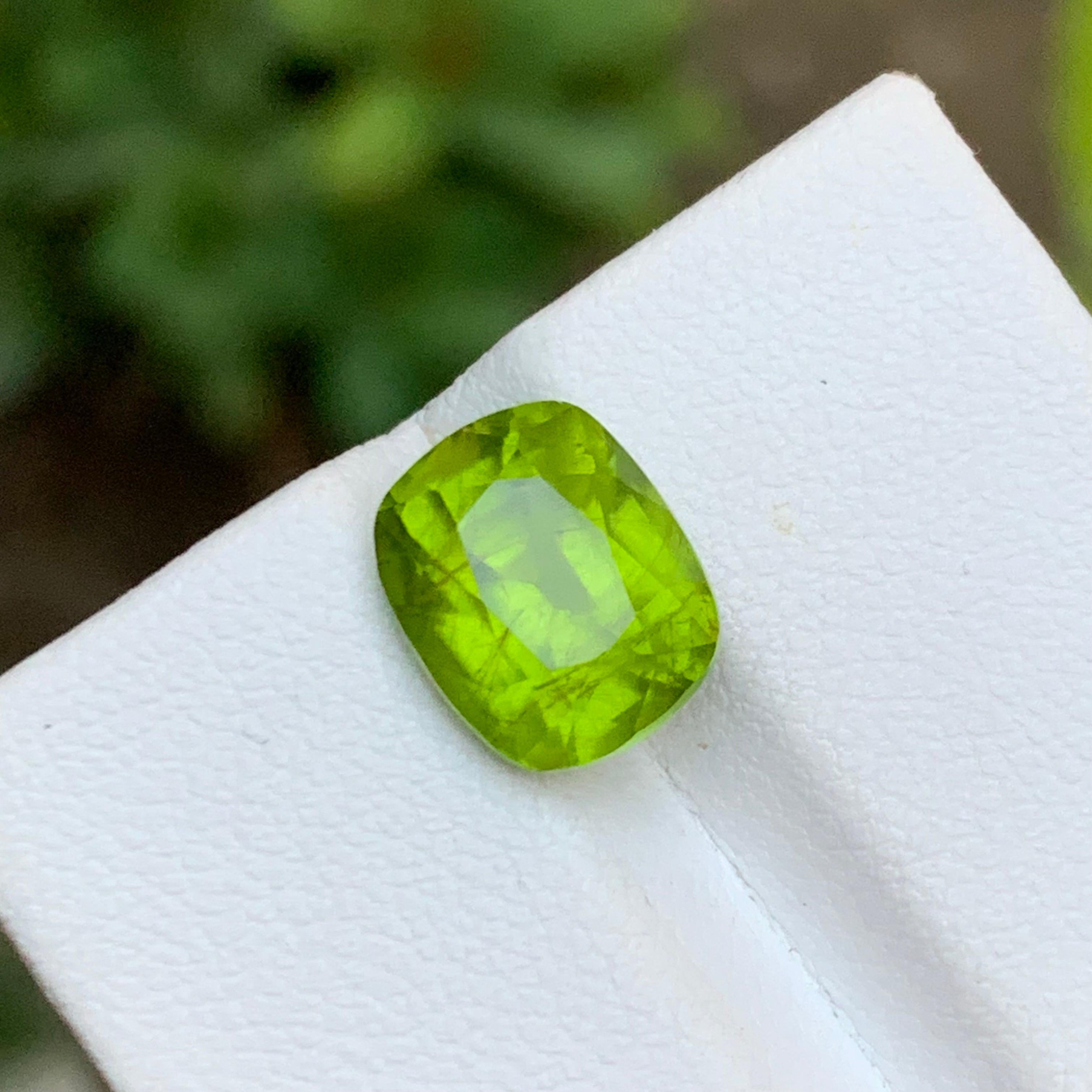 Vivid Green Natural Peridot Loose Gemstone 4.40 Ct Cushion Cut for Ring Jewelry In New Condition For Sale In Peshawar, PK