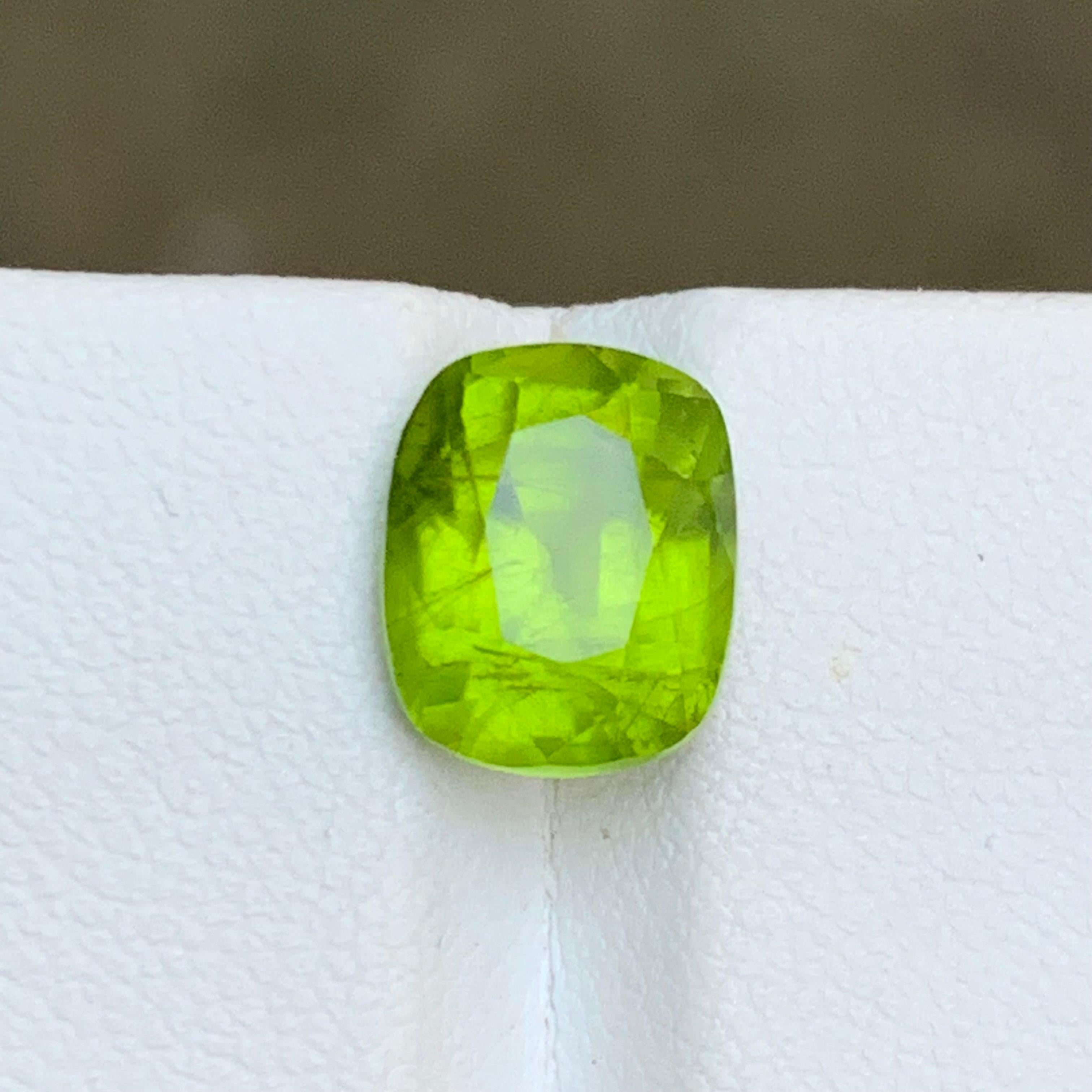 Women's or Men's Vivid Green Natural Peridot Loose Gemstone 4.40 Ct Cushion Cut for Ring Jewelry For Sale