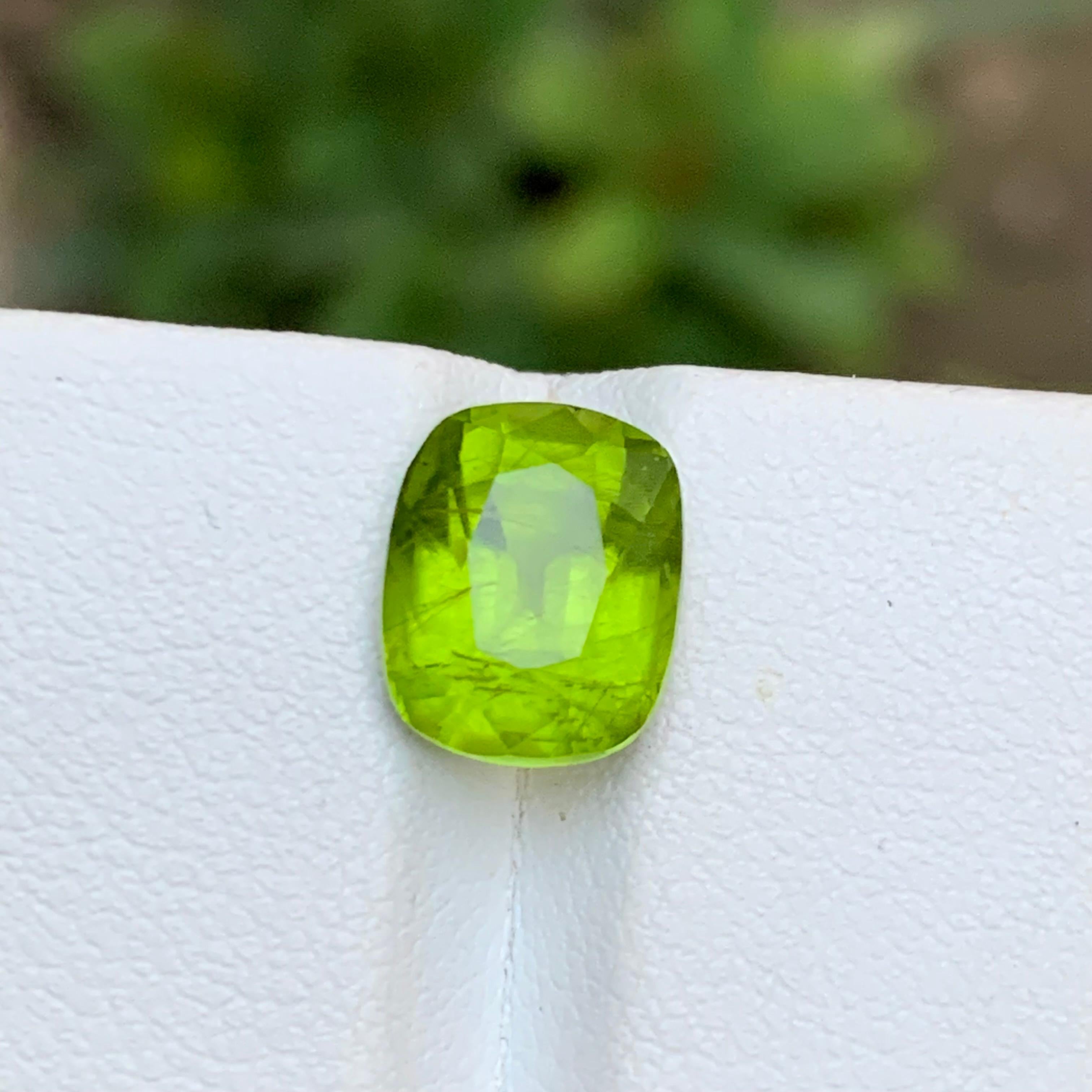 Vivid Green Natural Peridot Loose Gemstone 4.40 Ct Cushion Cut for Ring Jewelry For Sale 1