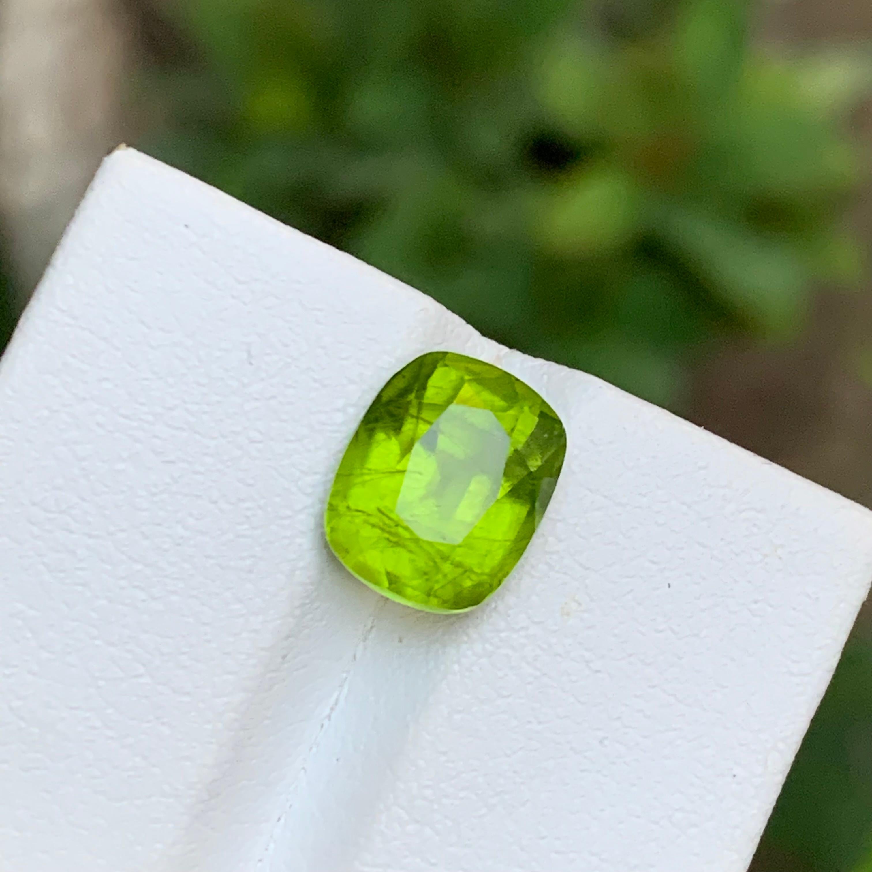Vivid Green Natural Peridot Loose Gemstone 4.40 Ct Cushion Cut for Ring Jewelry For Sale 2