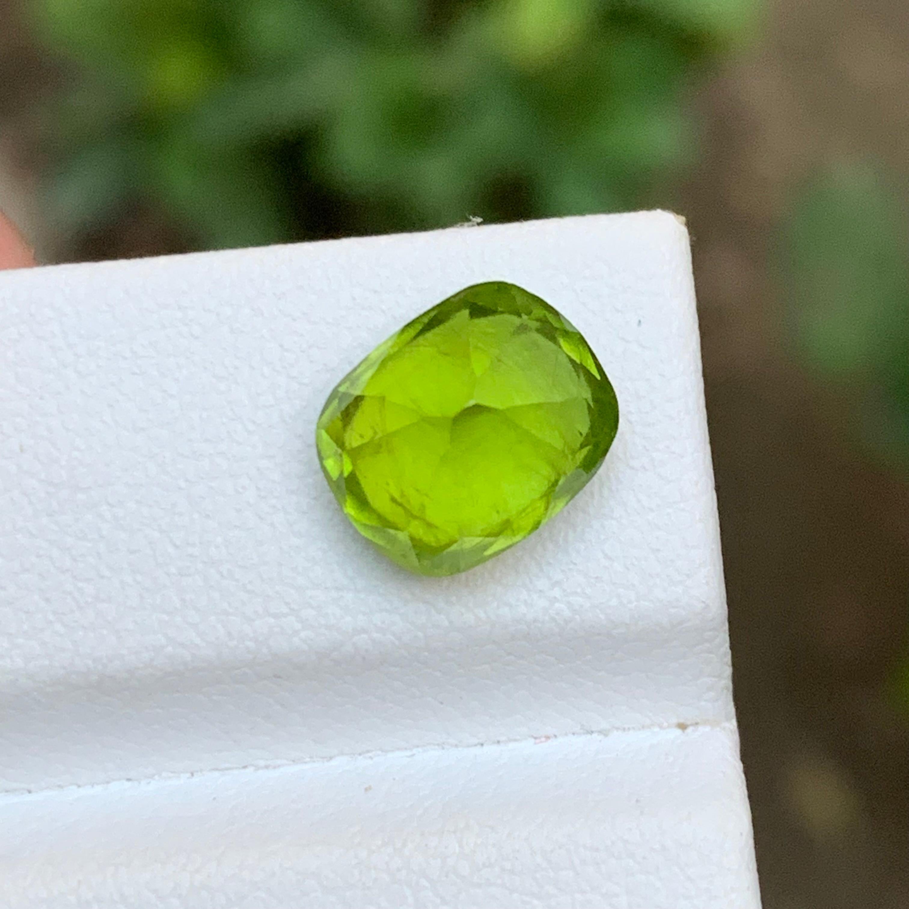Vivid Green Natural Peridot Loose Gemstone 4.40 Ct Cushion Cut for Ring Jewelry For Sale 3