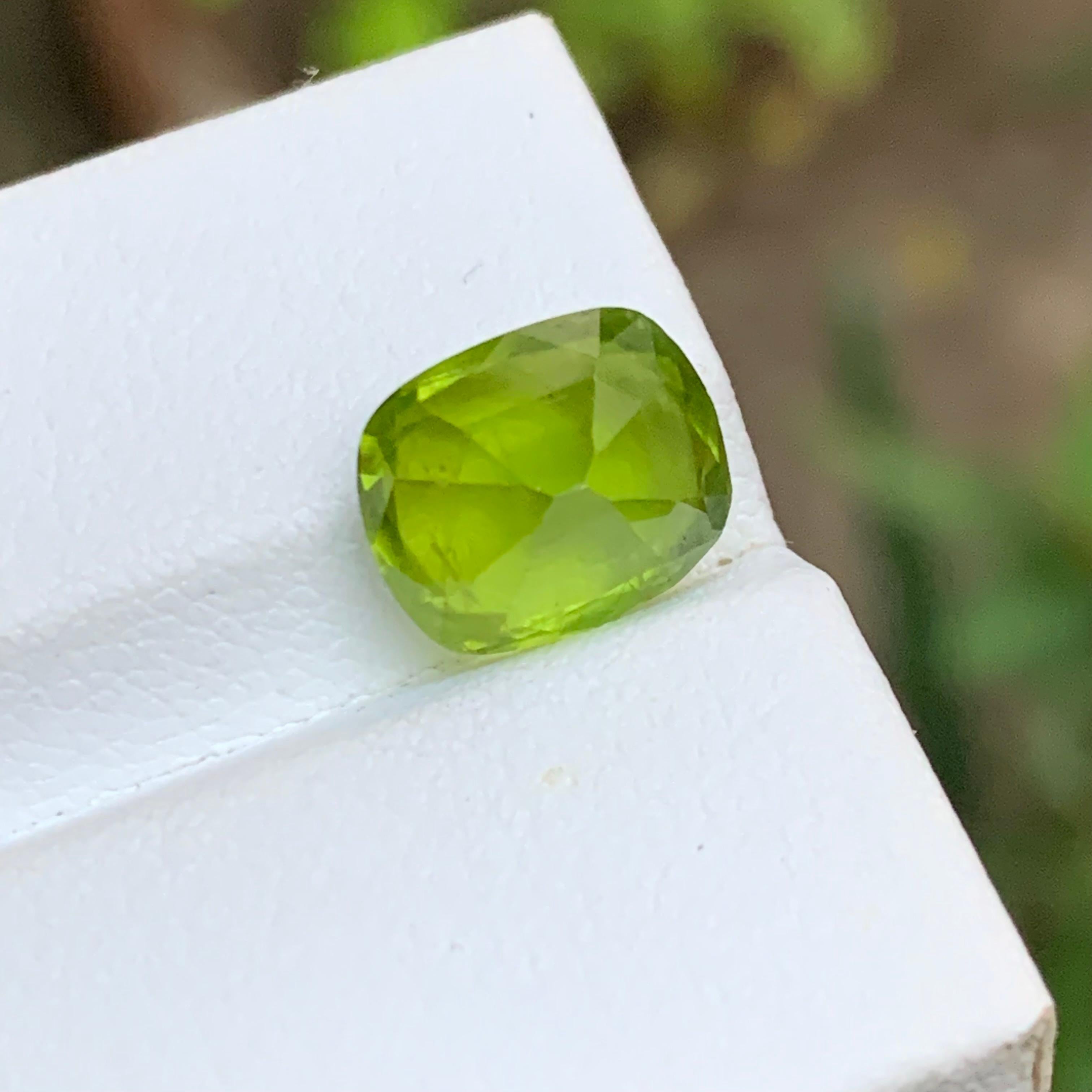 Vivid Green Natural Peridot Loose Gemstone 4.40 Ct Cushion Cut for Ring Jewelry For Sale 4