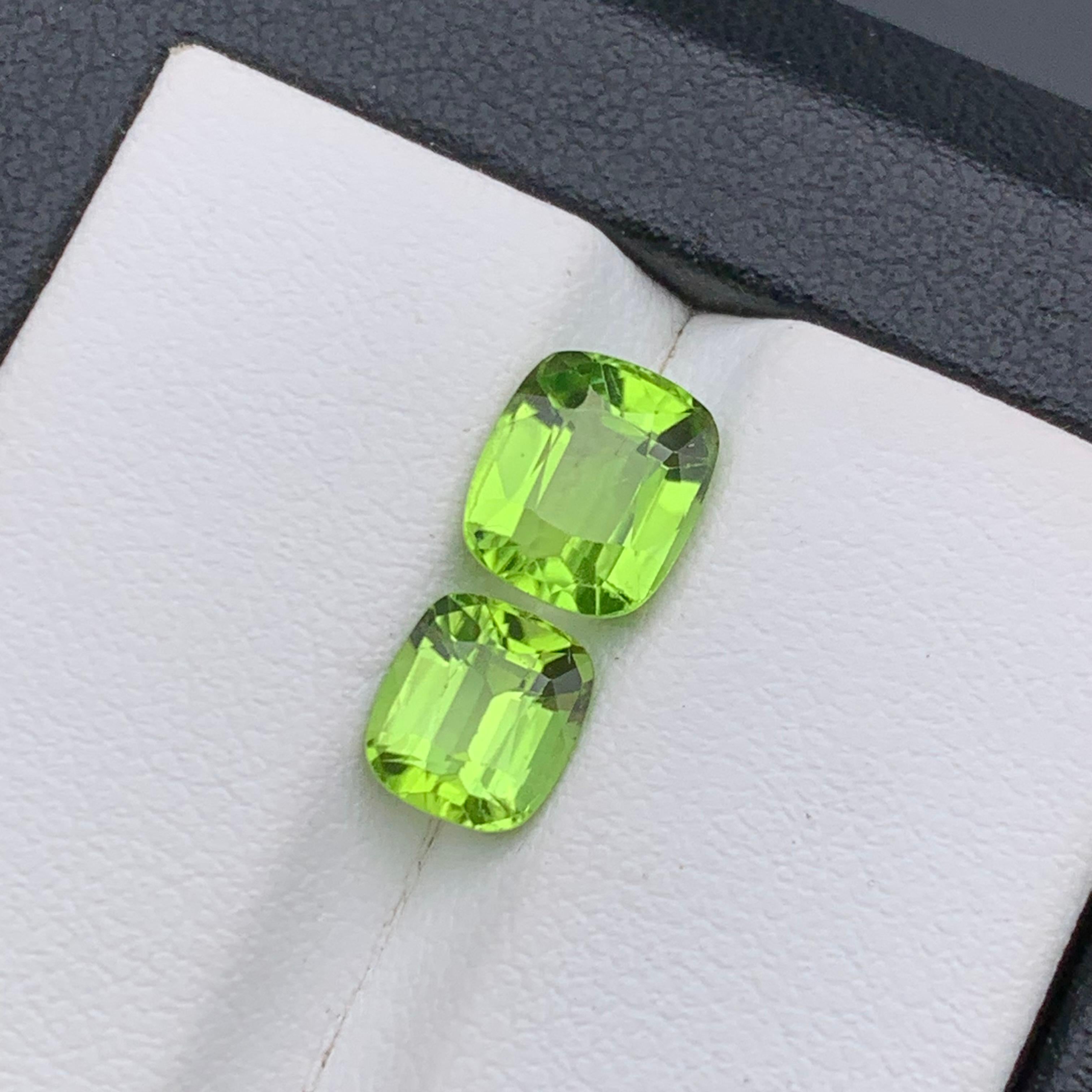 Contemporary Vivid Green Natural Peridot Loose Gemstones Lot 3.20 Ct Cushion Cut for Jewelry For Sale