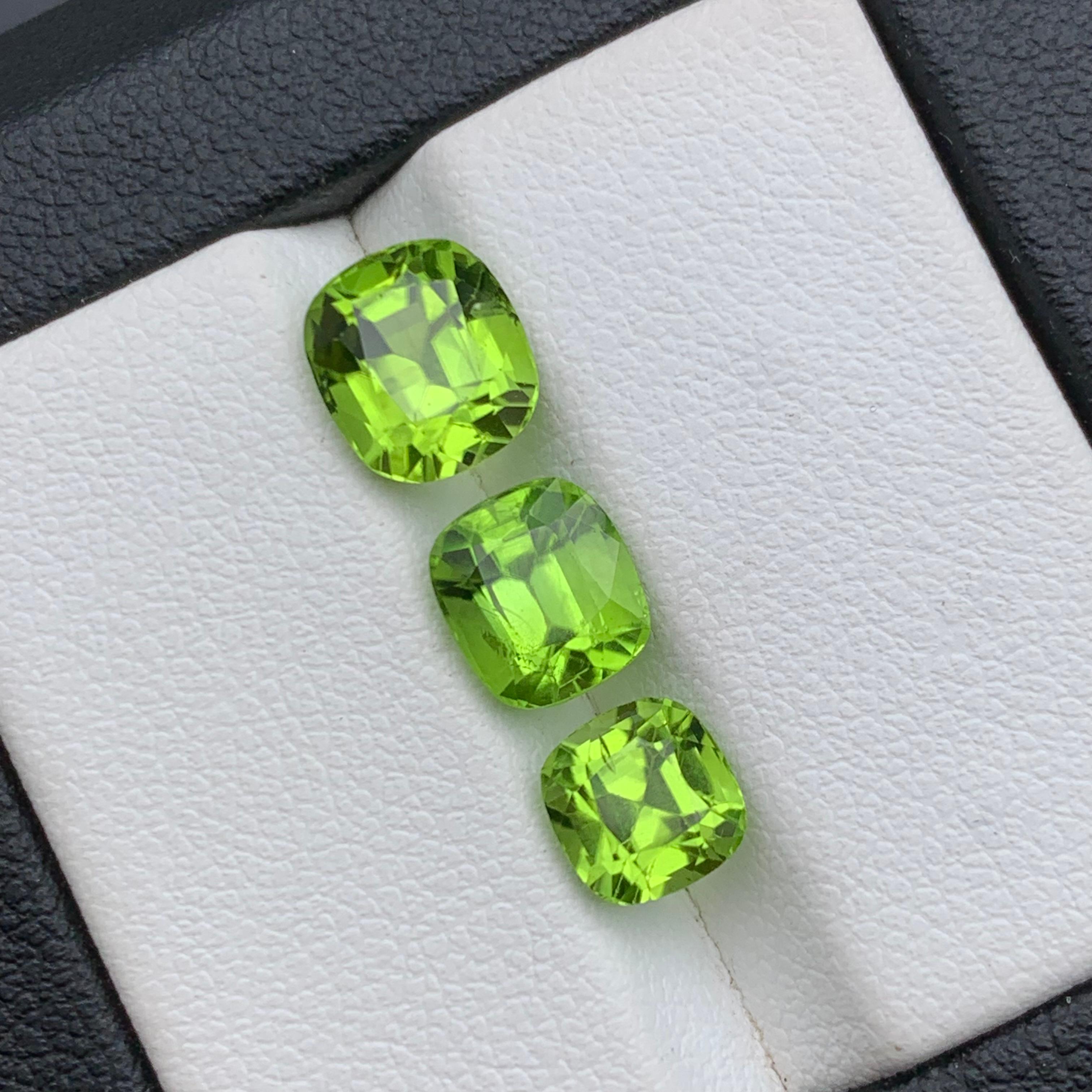 Contemporary Vivid Green Natural Peridot Loose Gemstones Lot 5.55 Ct Cushion Cut for Jewelry For Sale