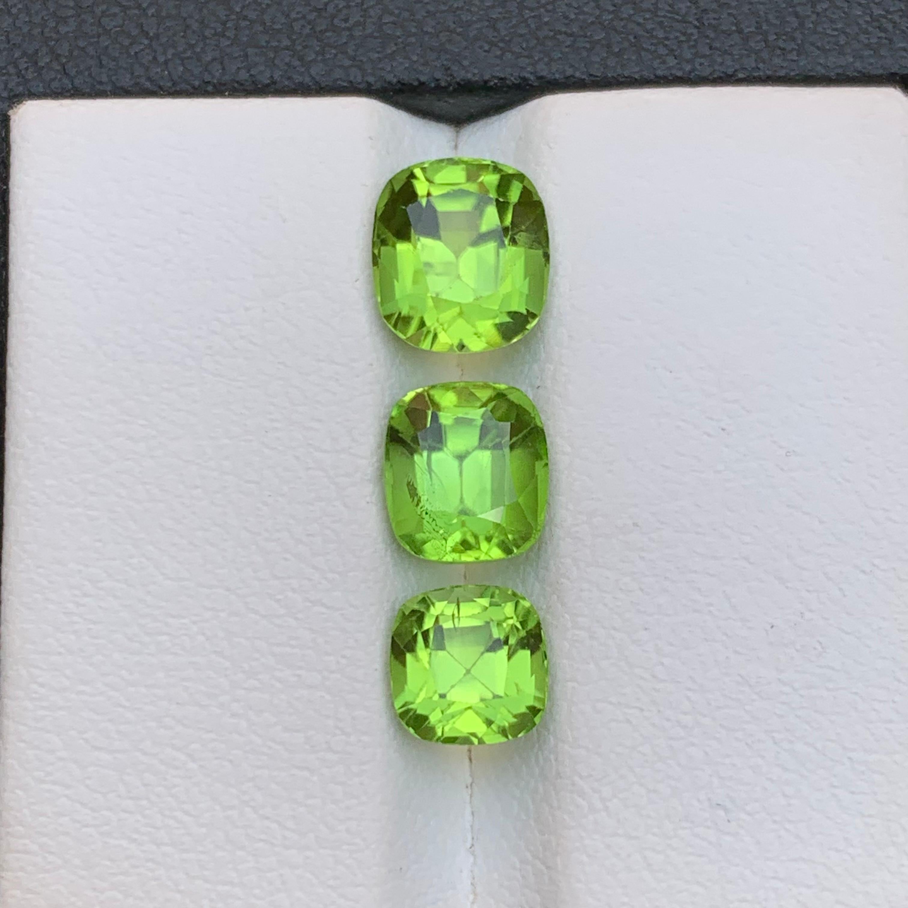 Vivid Green Natural Peridot Loose Gemstones Lot 5.55 Ct Cushion Cut for Jewelry In New Condition For Sale In Peshawar, PK