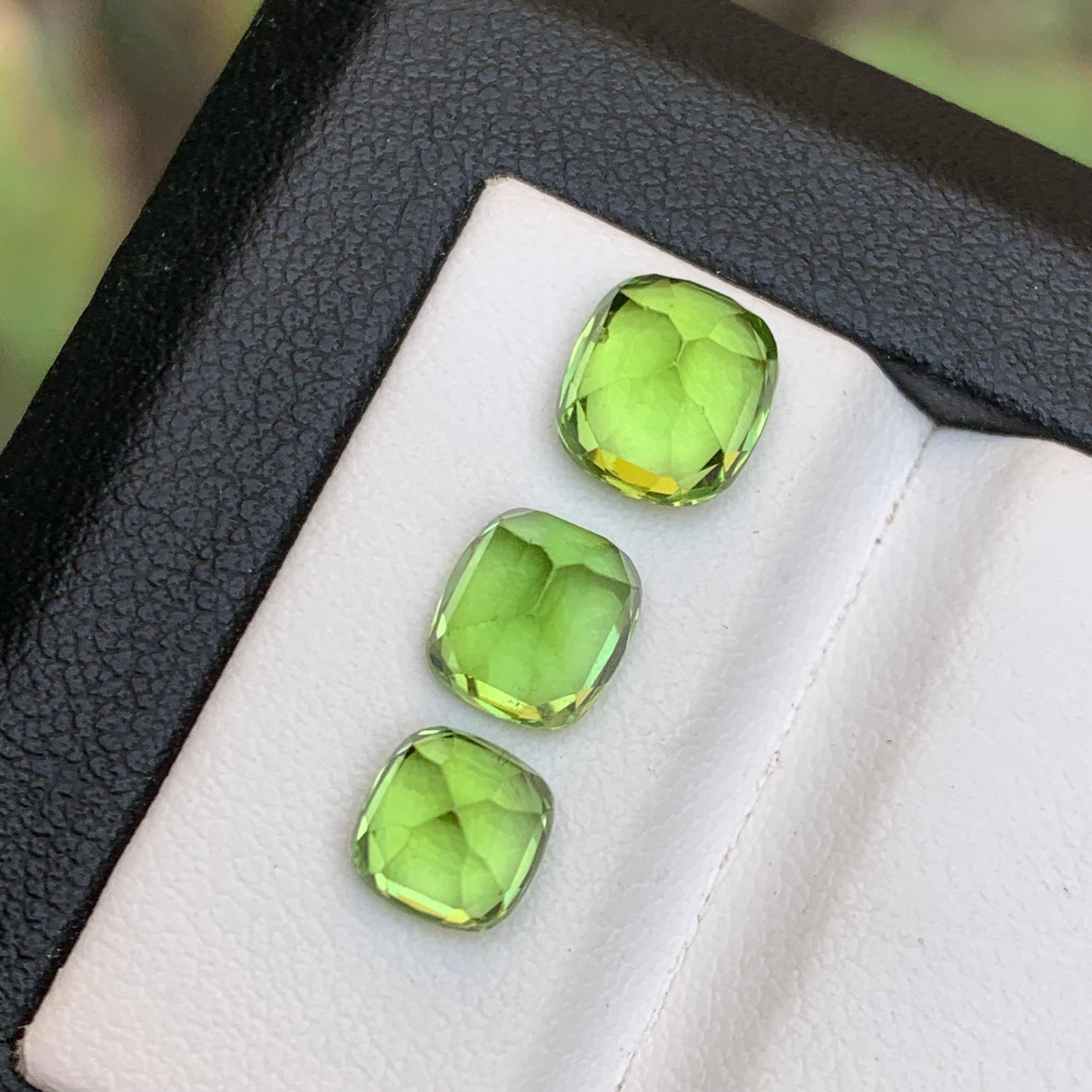 Women's or Men's Vivid Green Natural Peridot Loose Gemstones Lot 5.55 Ct Cushion Cut for Jewelry For Sale