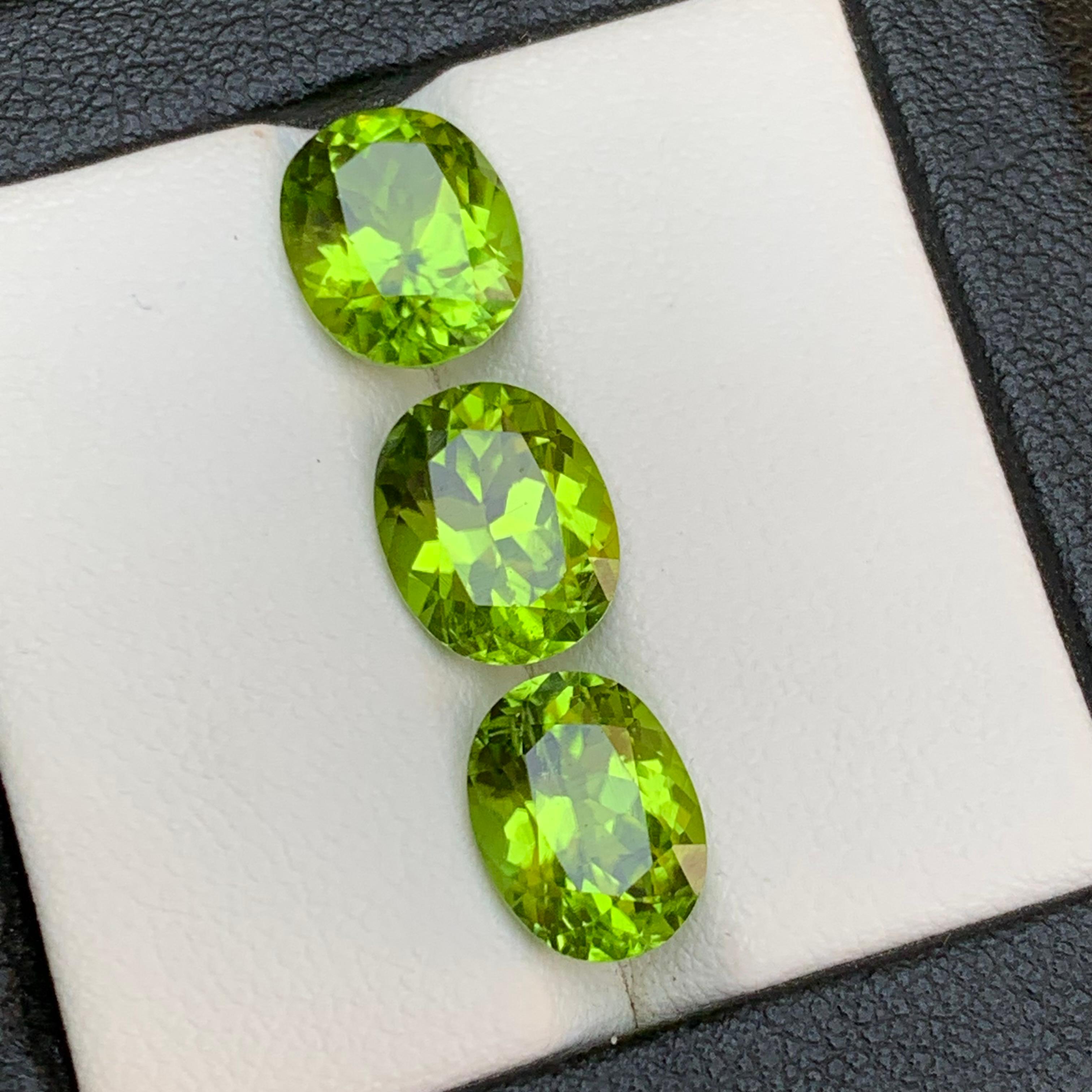 Vivid Green Natural Peridot Lose Edelsteine für Ring, Ohrringe, Halskette Anhänger oder jede andere Schmuck-Fassung-Kissen-Schliff aus Supat Mine, Kohistan Pakistan!!!

💎 EDELSTEINART: Peridot
⚖️ GEWICHT: 9,05 Karat
🪚 FORM & SCHNITT: Ovaler