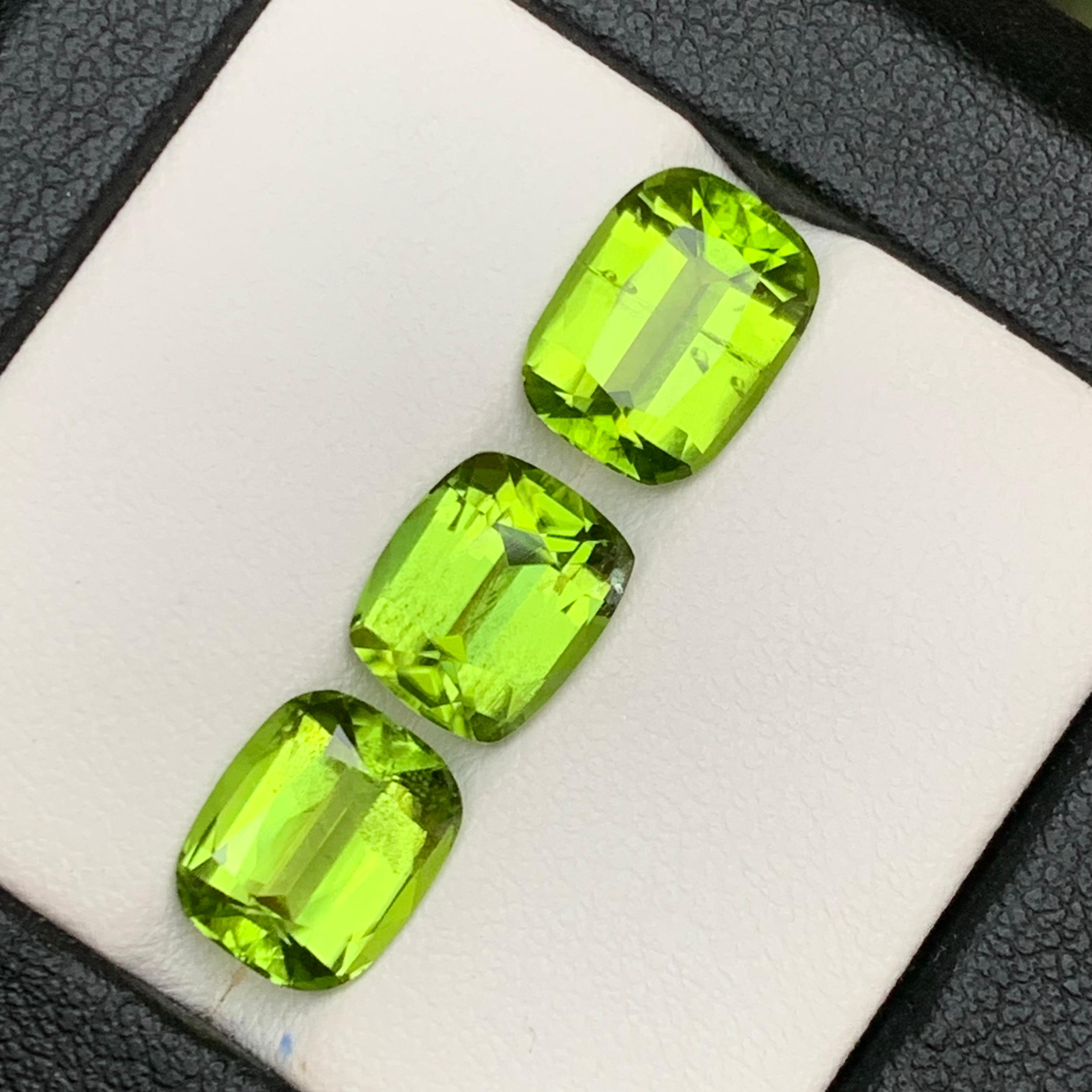 Lebendiges Grün Natürlicher Peridot Lose Edelsteine Set 8.80 Ct Cushion Schliff für Schmuck im Angebot 1