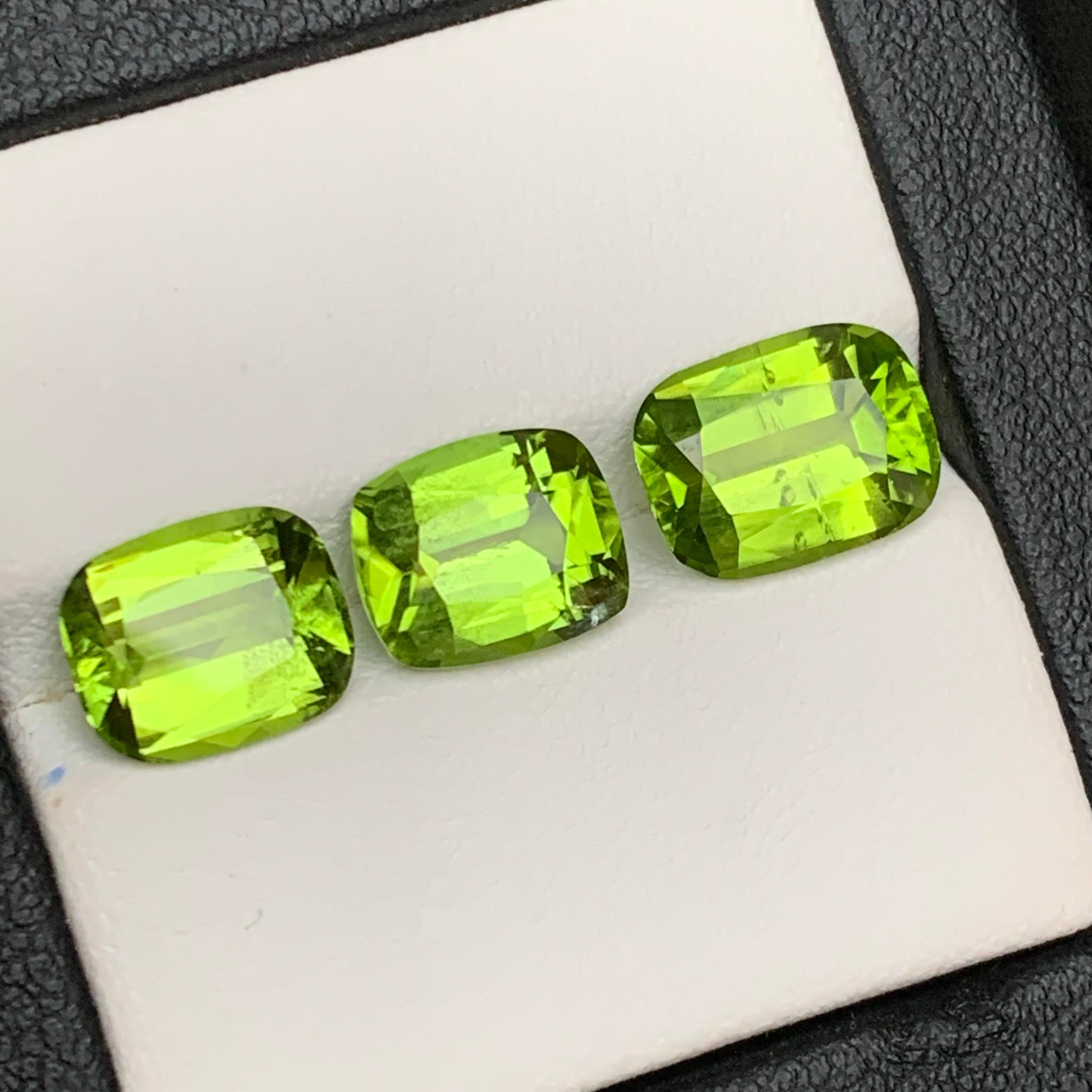 Lebendiges Grün Natürlicher Peridot Lose Edelsteine Set 8.80 Ct Cushion Schliff für Schmuck im Angebot 3