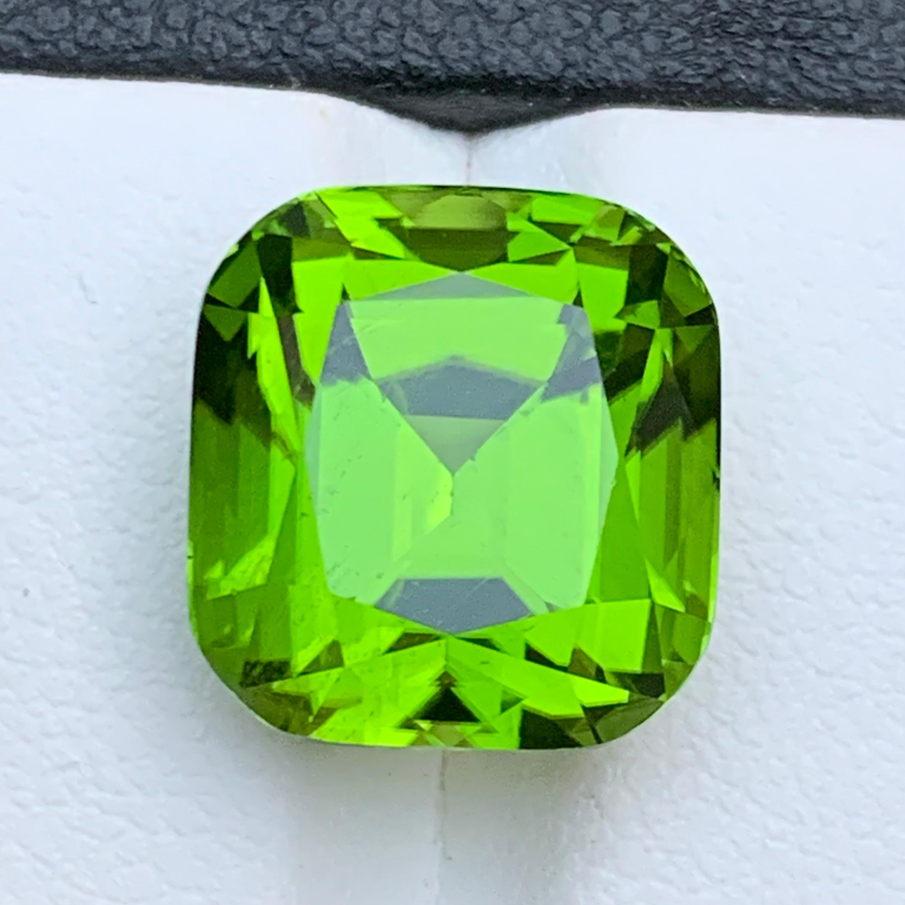Vivid Green Natural Peridot Necklace Pendant Loose Gemstone 14.20 Ct Cushion Cut For Sale 7