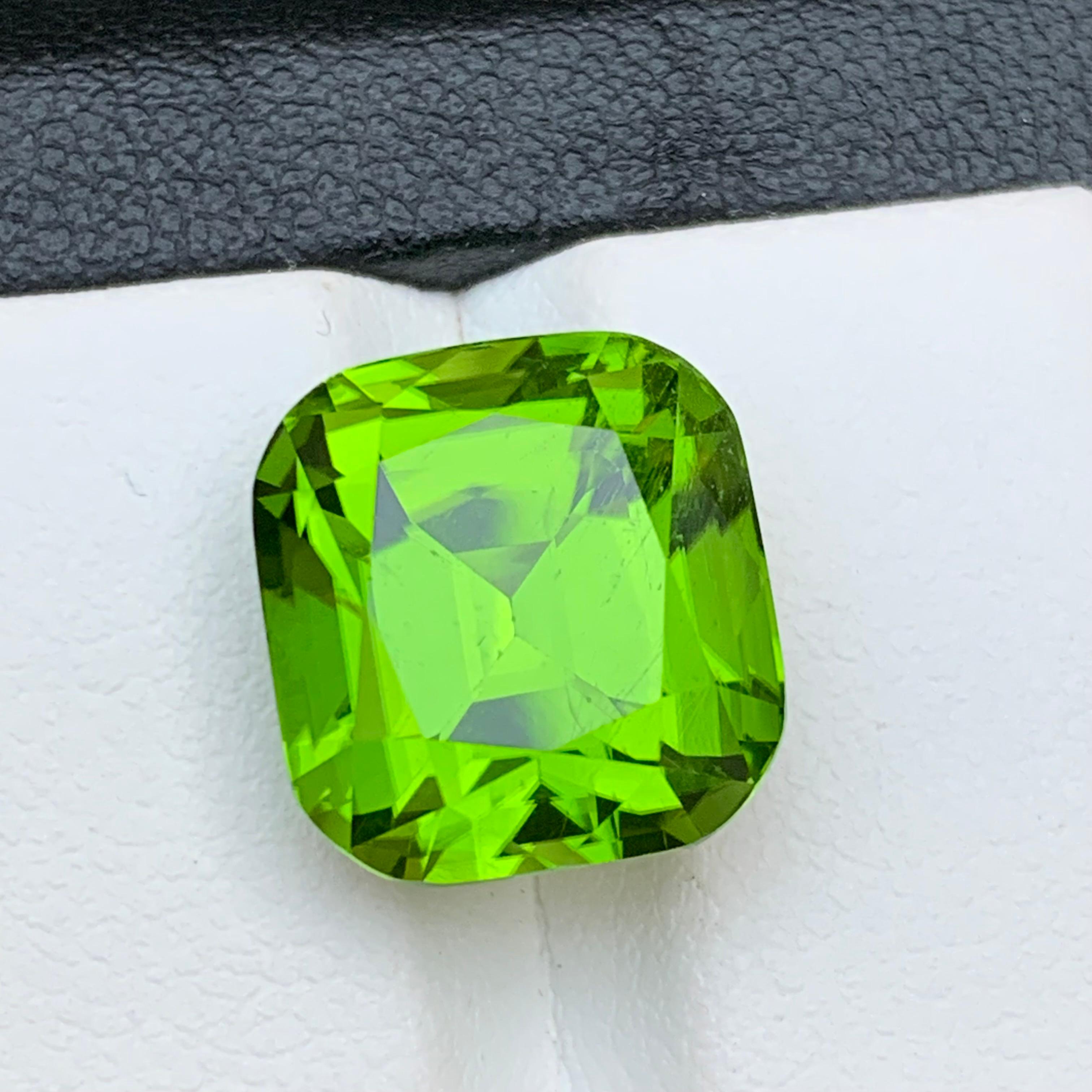 Contemporary Vivid Green Natural Peridot Necklace Pendant Loose Gemstone 14.20 Ct Cushion Cut For Sale