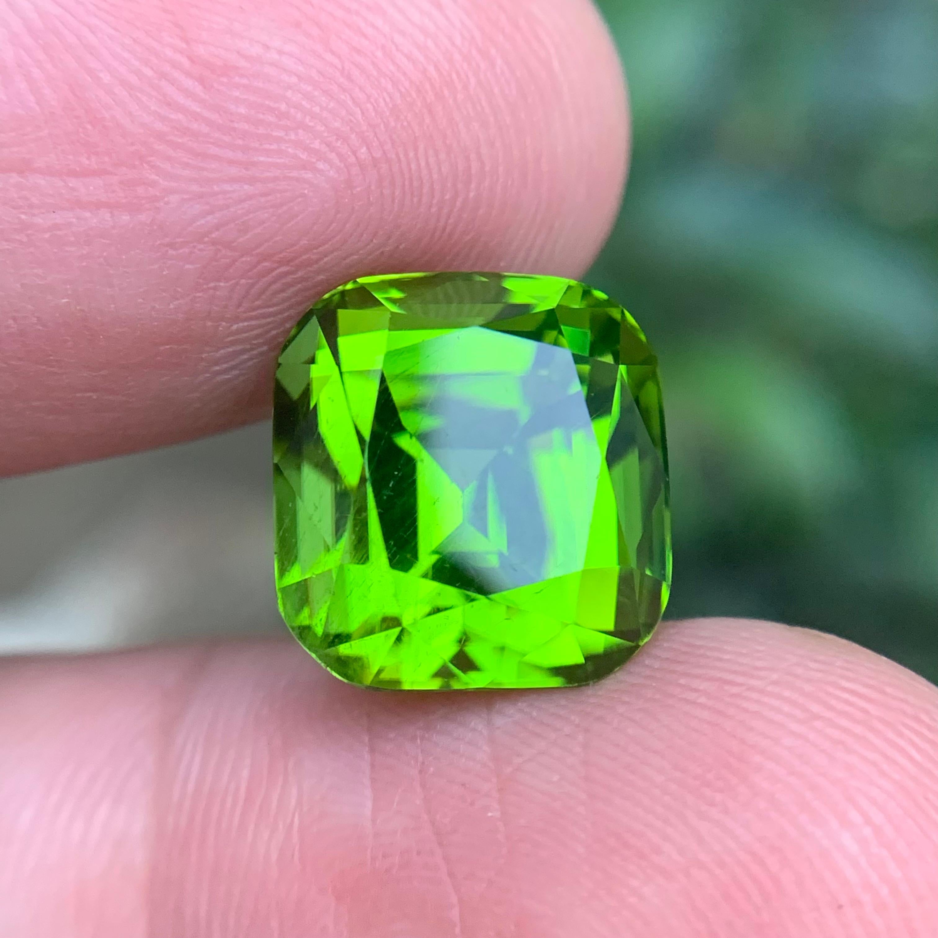 Vivid Green Natural Peridot Necklace Pendant Loose Gemstone 14.20 Ct Cushion Cut In New Condition For Sale In Peshawar, PK