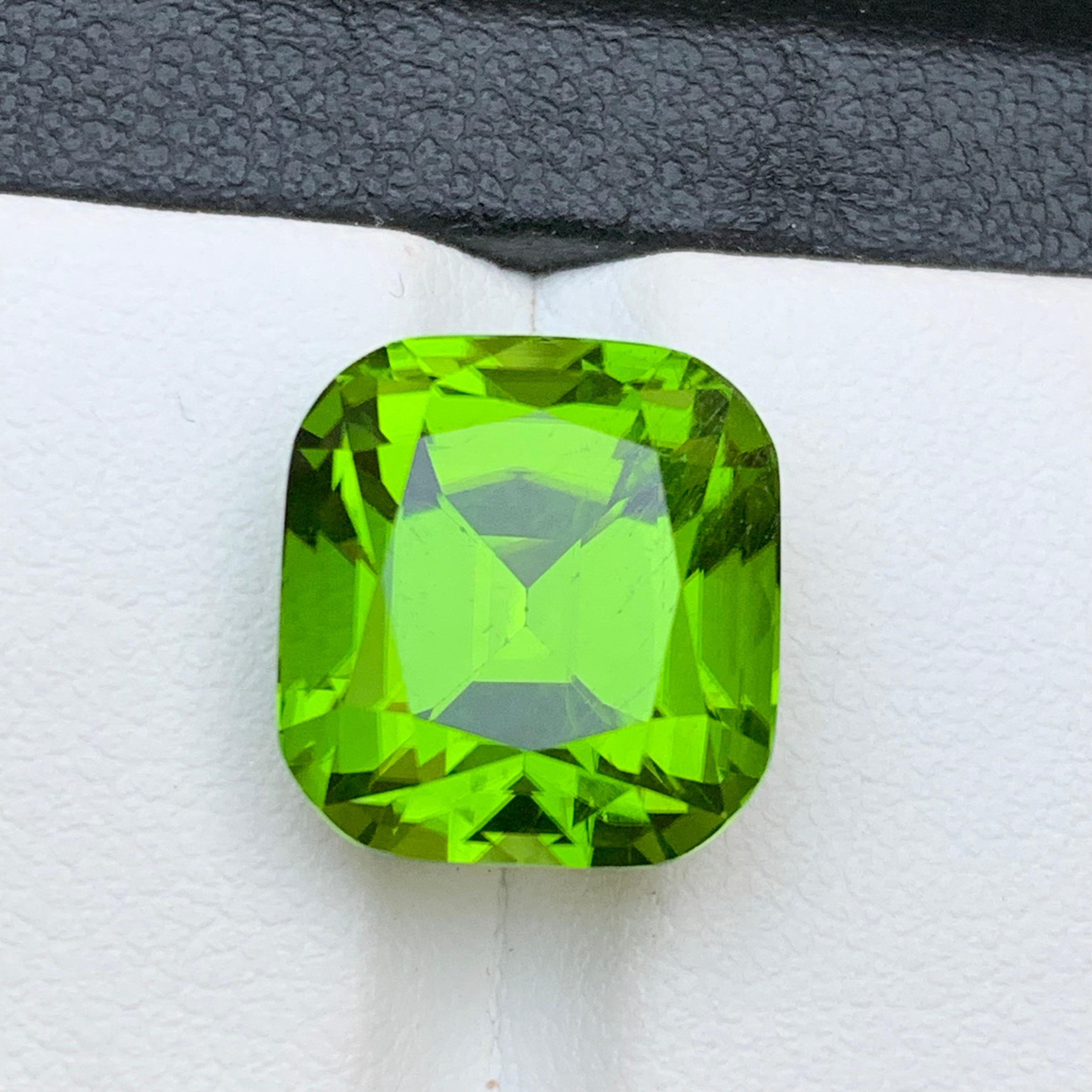 Women's or Men's Vivid Green Natural Peridot Necklace Pendant Loose Gemstone 14.20 Ct Cushion Cut For Sale