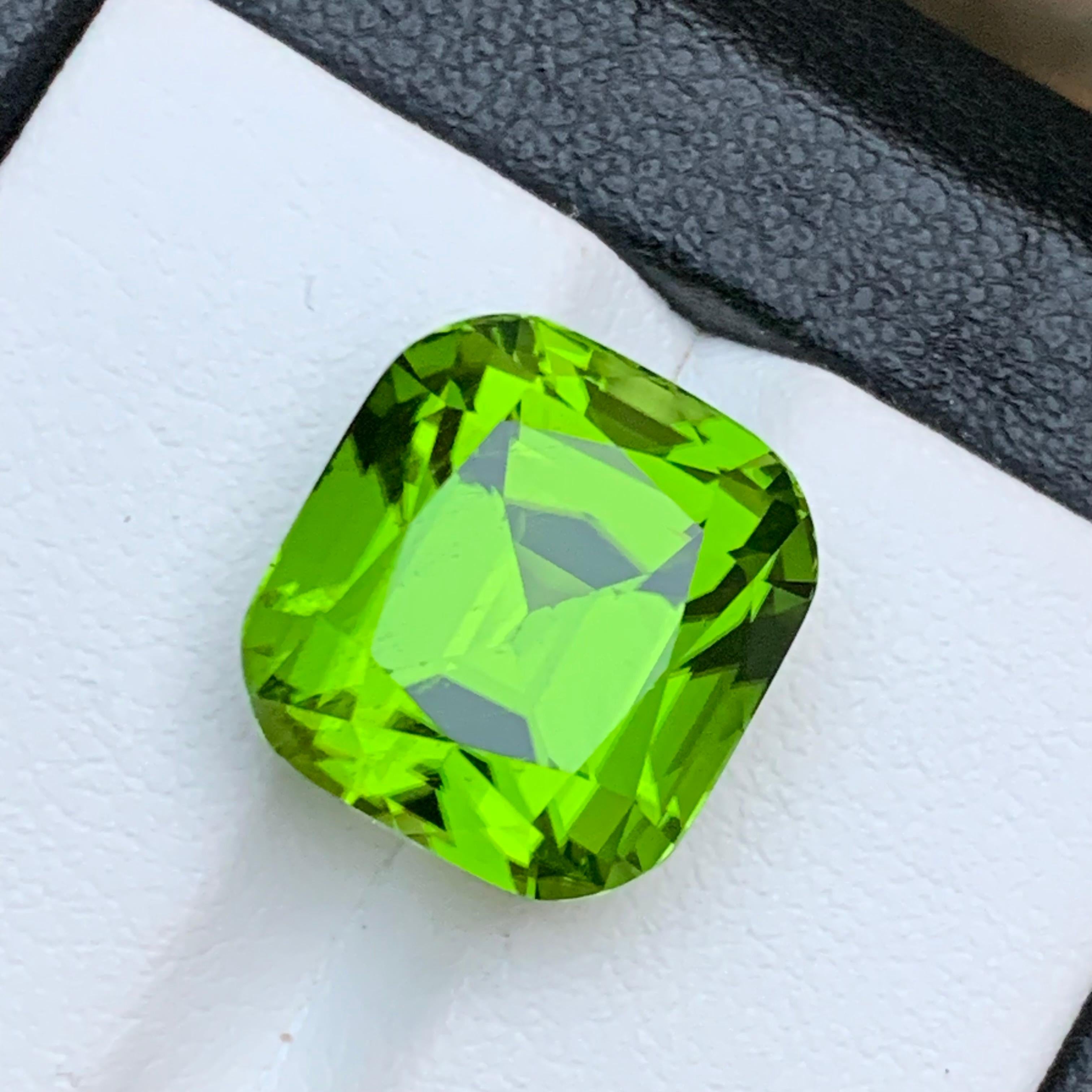 Vivid Green Natural Peridot Necklace Pendant Loose Gemstone 14.20 Ct Cushion Cut For Sale 1